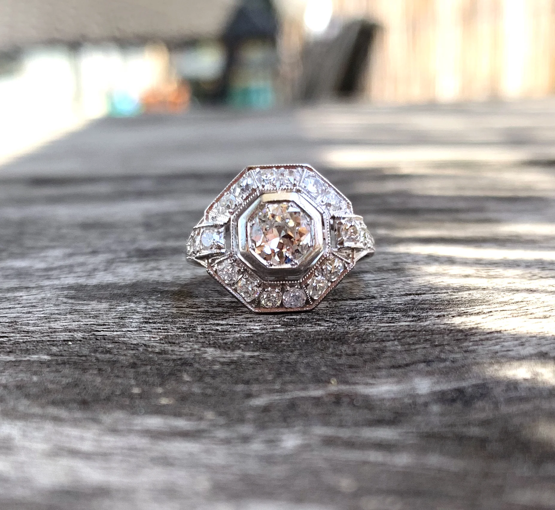 ADR1597-bague-ancienne-art-deco-française-platine-diamants-fiancailles-octogonale-unique-rare-bijoux-anciens-paris-02.jpg