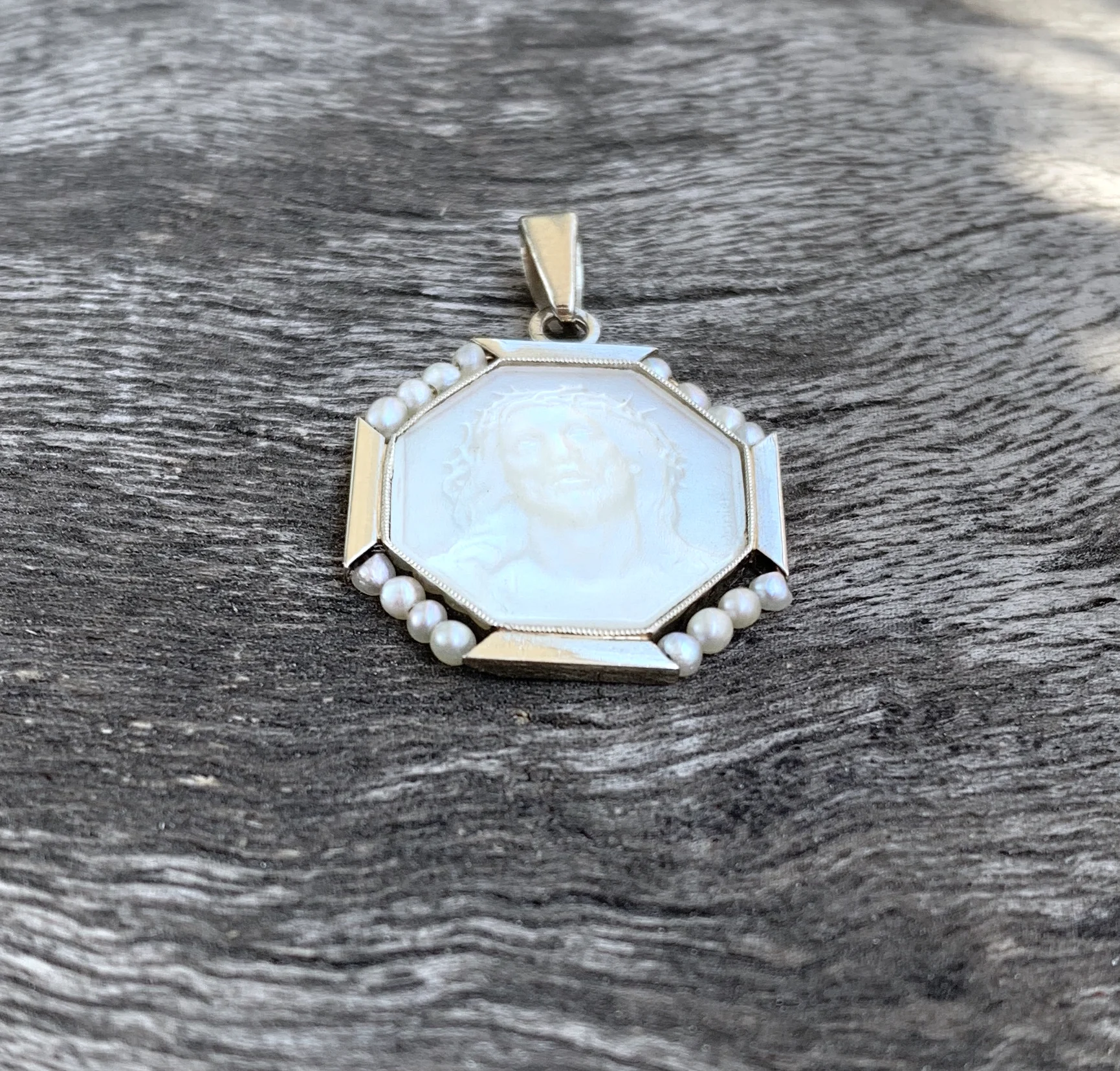 ADR1620-medaille-or-blanc-jaune-ancienne-nacre-perles-fined-Christ-jesus-religion-art-deco-octogonale-2.jpg