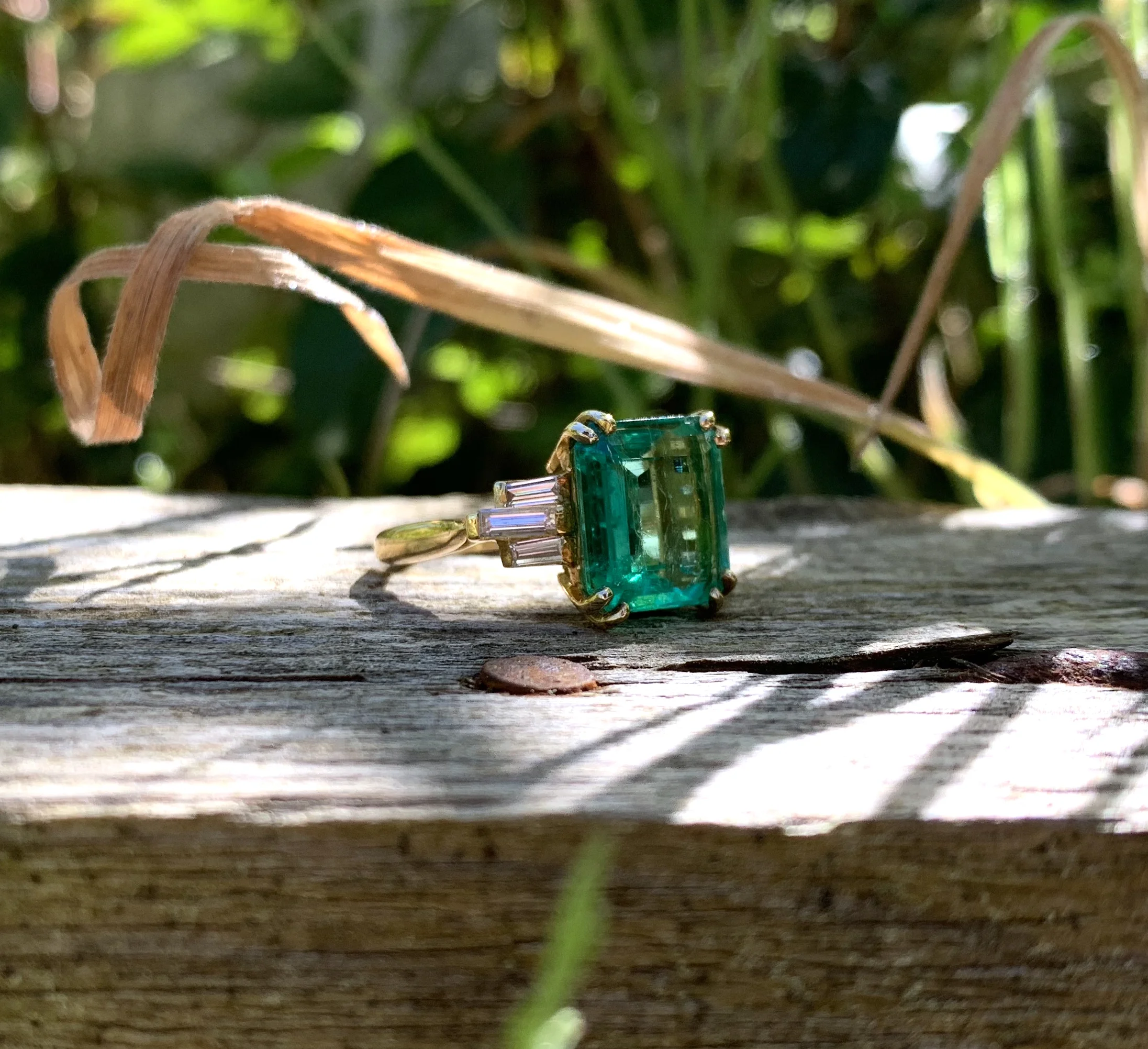 ADR1628-bague-vintage-or-jaune-emeraude-afghane-rectangulaire-diamants-baguettes-fiancailles-09.jpg