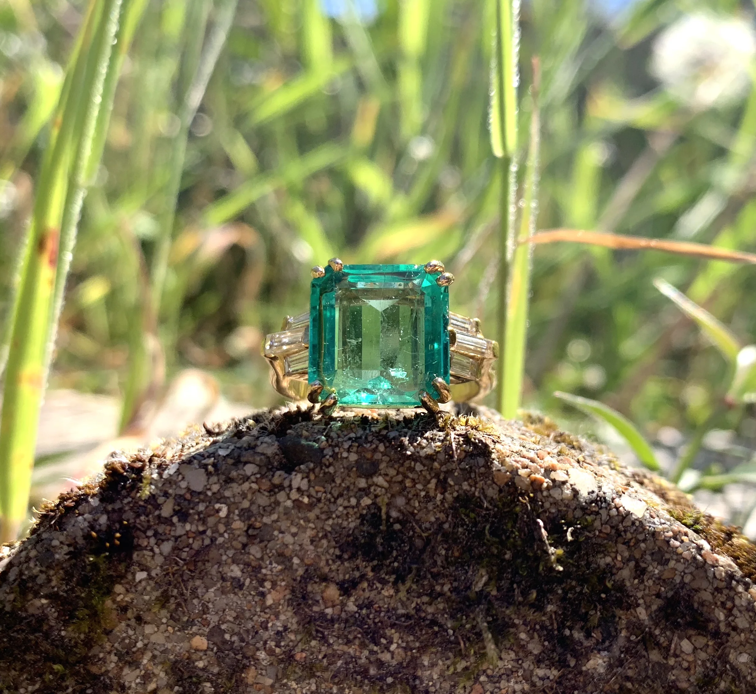 ADR1628-bague-vintage-or-jaune-emeraude-afghane-rectangulaire-diamants-baguettes-fiancailles-15.jpg