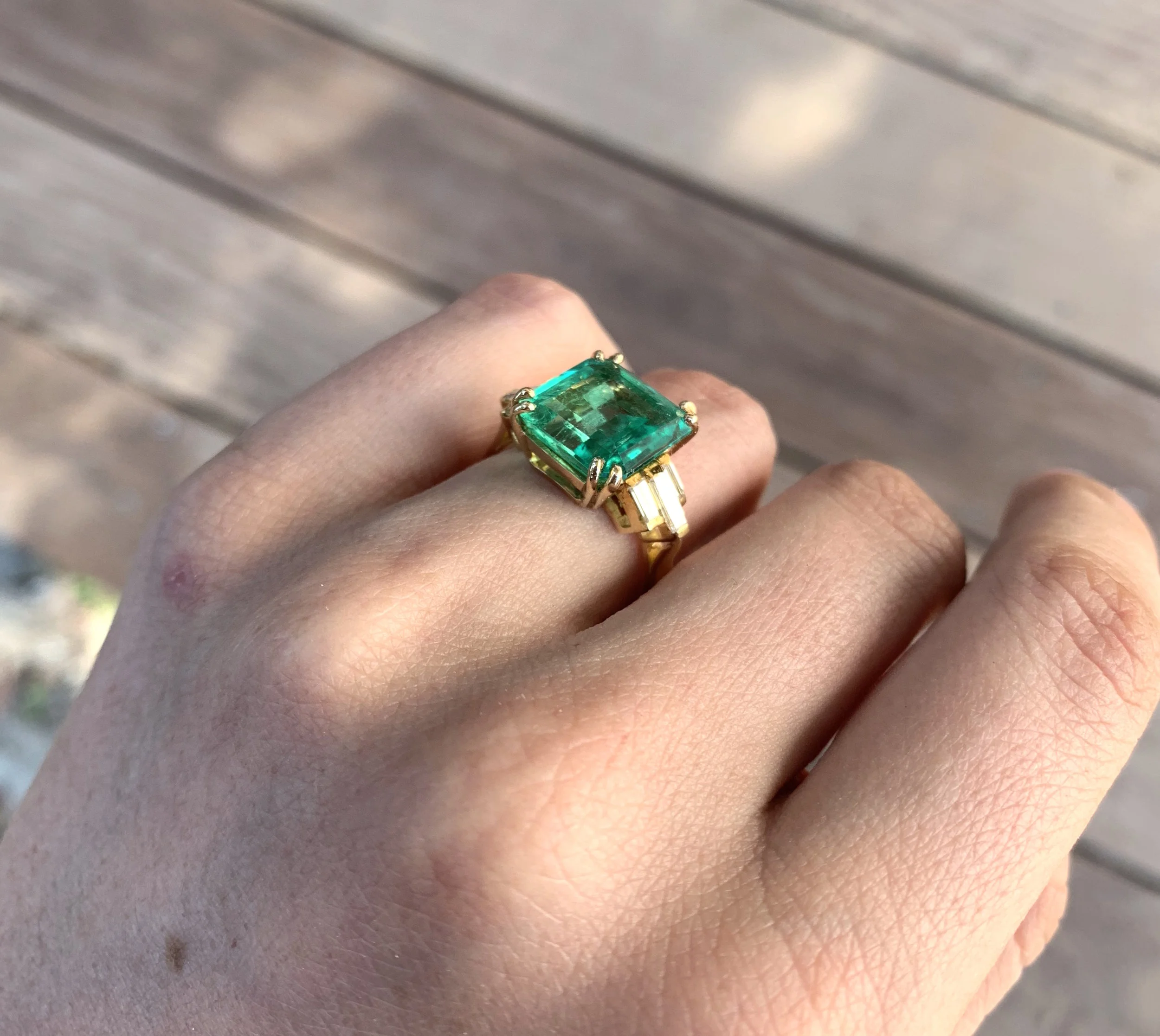 ADR1628-bague-vintage-or-jaune-emeraude-afghane-rectangulaire-diamants-baguettes-fiancailles-27.jpg