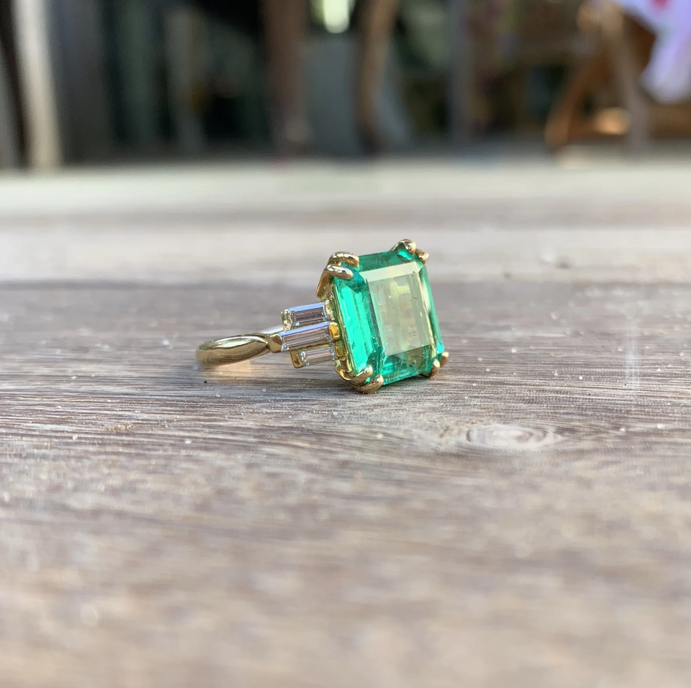 ADR1628-bague-vintage-or-jaune-emeraude-afghane-rectangulaire-diamants-baguettes-fiancailles-30.jpg