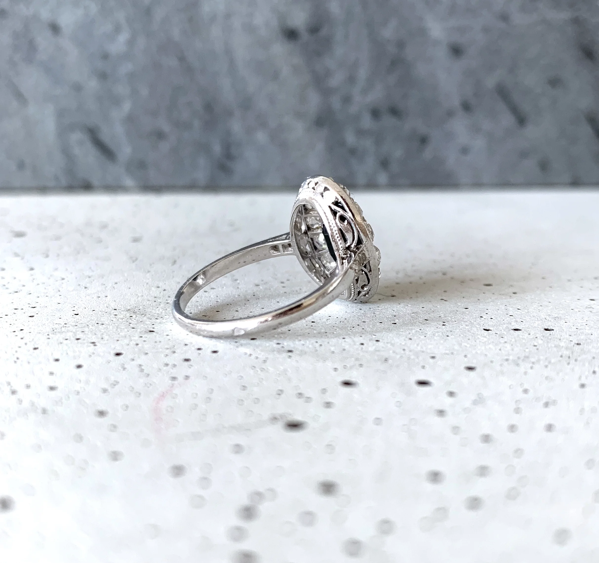 ADR1621-bague-fiançailles-ancienne-Art-deco-platine-saphir-foncé-diamants-entourage-panier-mariage-06.jpg