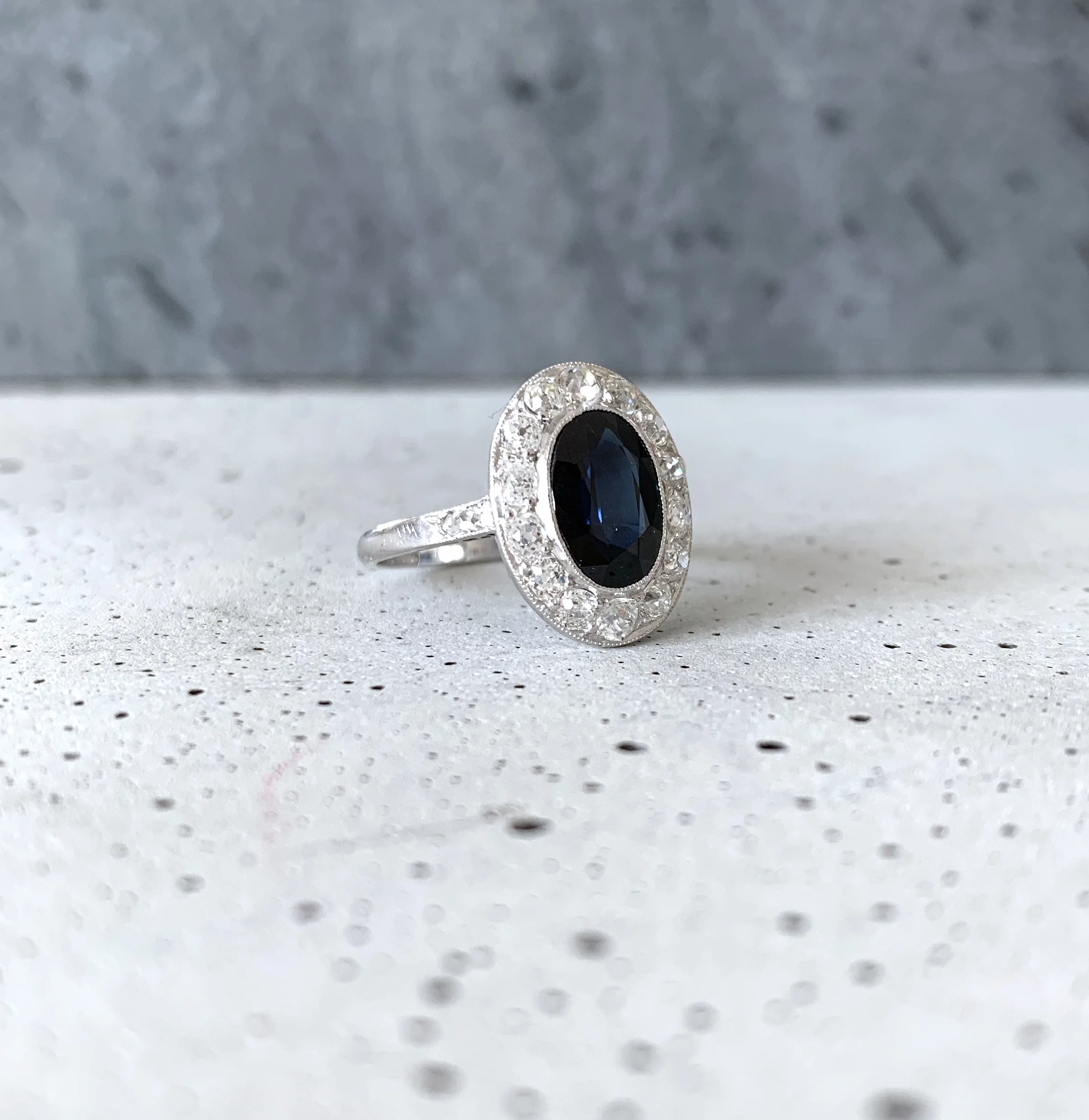 ADR1621-bague-fiançailles-ancienne-Art-deco-platine-saphir-foncé-diamants-entourage-panier-mariage-07.jpg