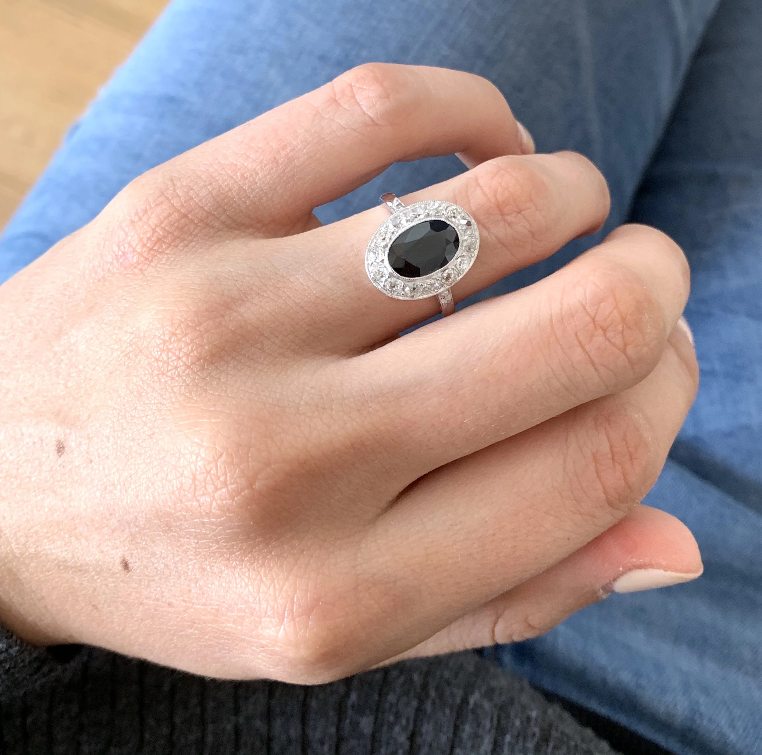 ADR1621-bague-fiançailles-ancienne-Art-deco-platine-saphir-foncé-diamants-entourage-panier-mariage-12.jpg
