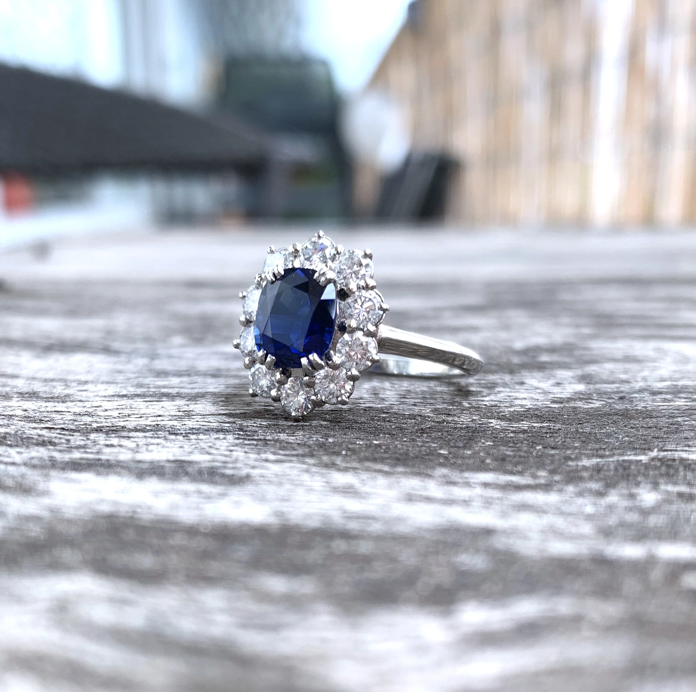 ADR1649-bague-ancienne-boucheron-platine-saphir-diamants-Marguerite-entourage-vintage-platinum-sapphire-halo-diamond-ring-engagement-paris-04.jpg