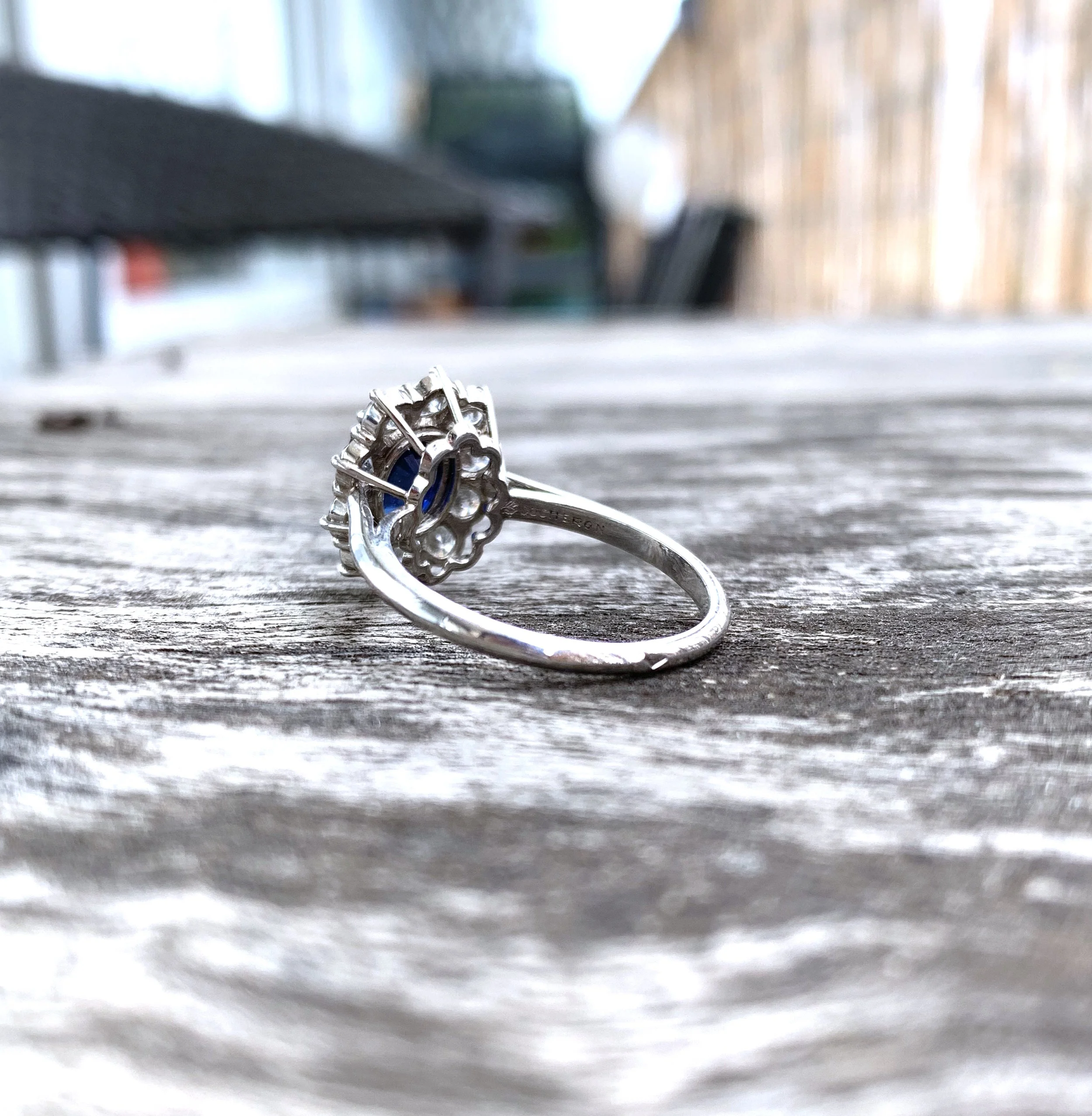 ADR1649-bague-ancienne-boucheron-platine-saphir-diamants-Marguerite-entourage-vintage-platinum-sapphire-halo-diamond-ring-engagement-paris-05.jpg