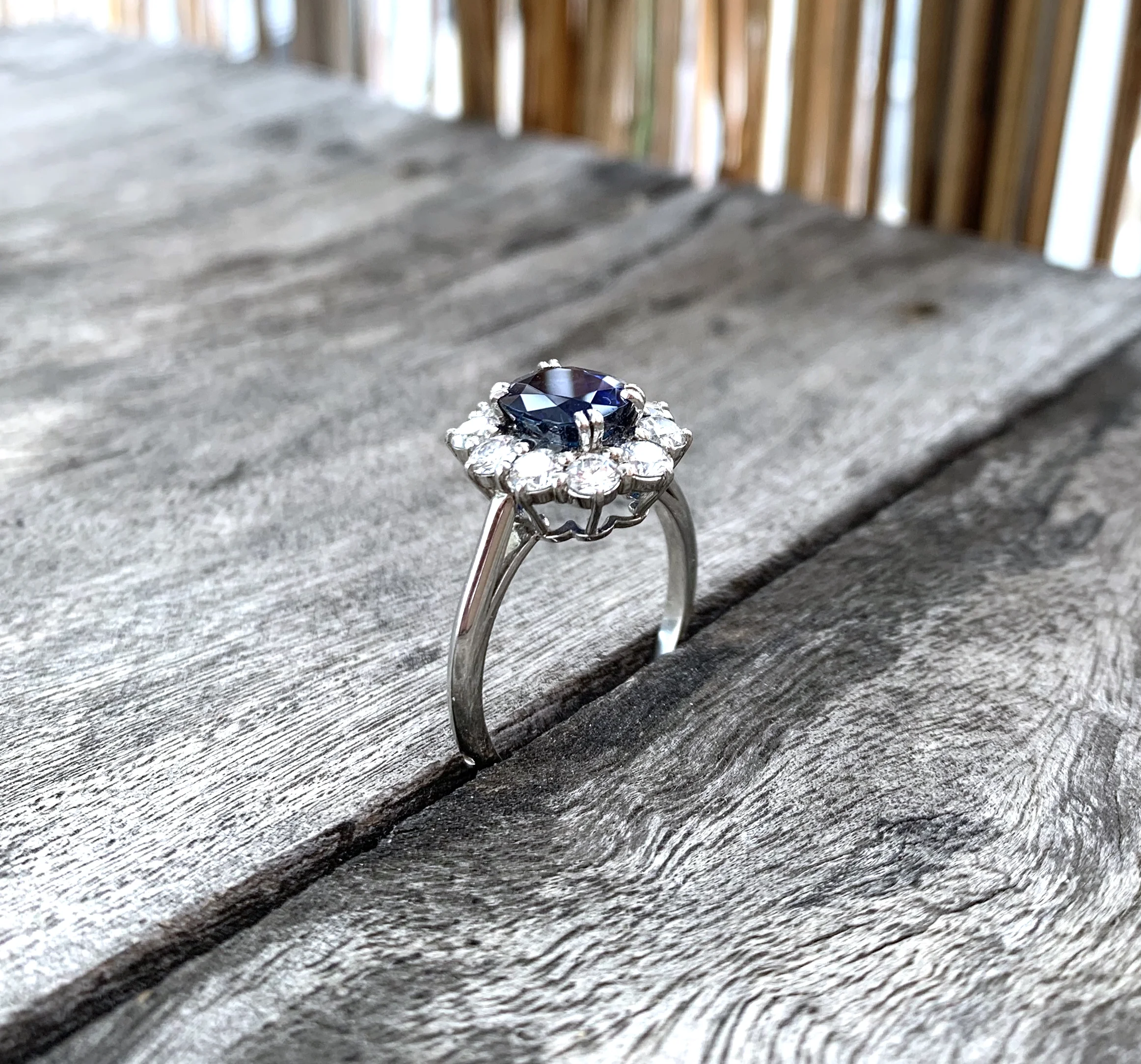 ADR1649-bague-ancienne-boucheron-platine-saphir-diamants-Marguerite-entourage-vintage-platinum-sapphire-halo-diamond-ring-engagement-paris-08.jpg