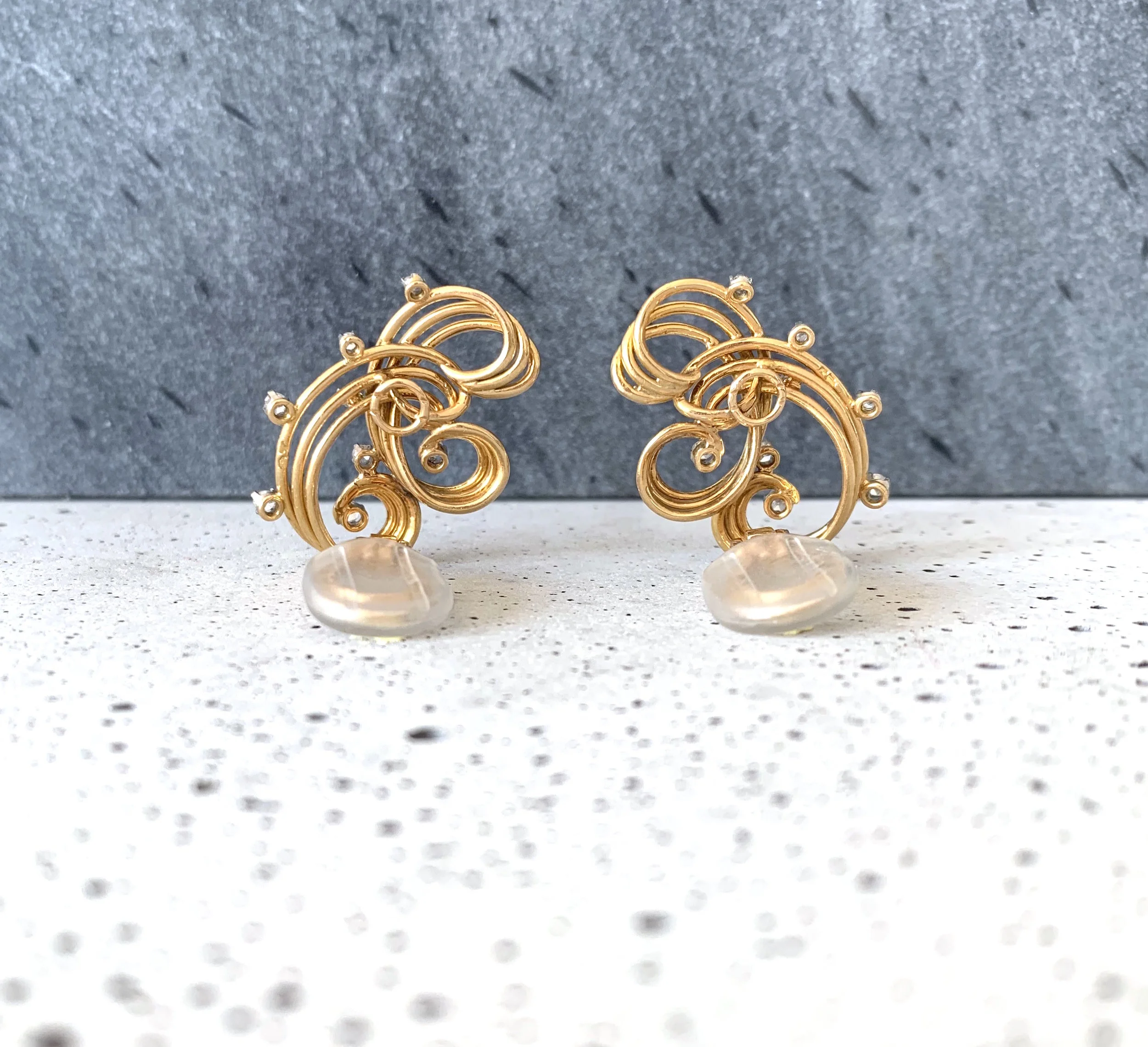 ADR1088-clips-Doreilles-or-jaune-français-vintage-1950-diamants-volutes-non-percées-chic-mariage-earrings-French-clips-earclips-3.jpg