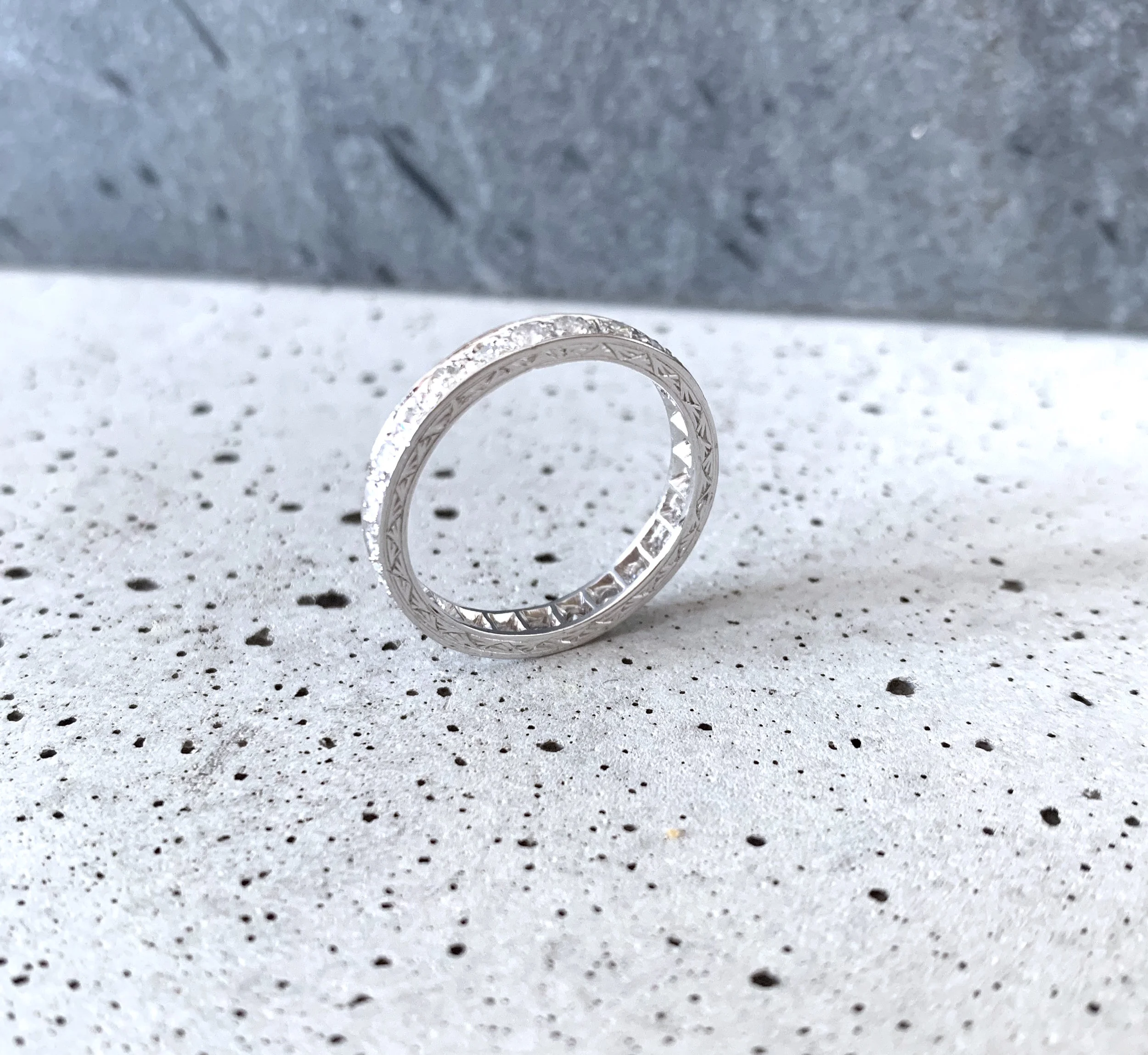 ADR1641B-alliance-ancienne-platine-ciselée-diamants-tour-complet-Art-deco-mariage-bague-2.jpg