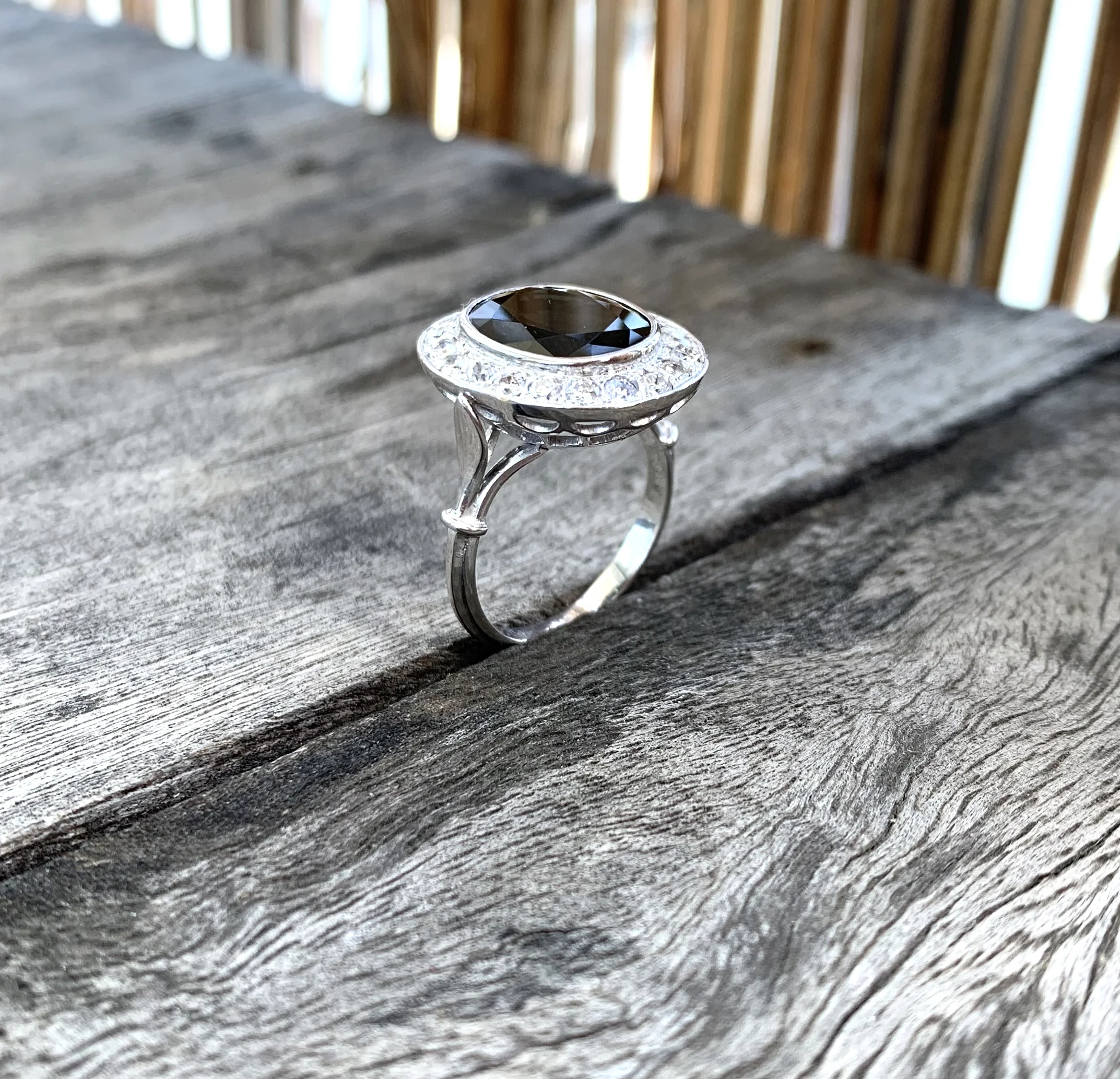 ADR1638-bague-ancienne-art-deco-vintage-or-blanc-francais-saphir-ovale-entourage-diamants-12.jpg