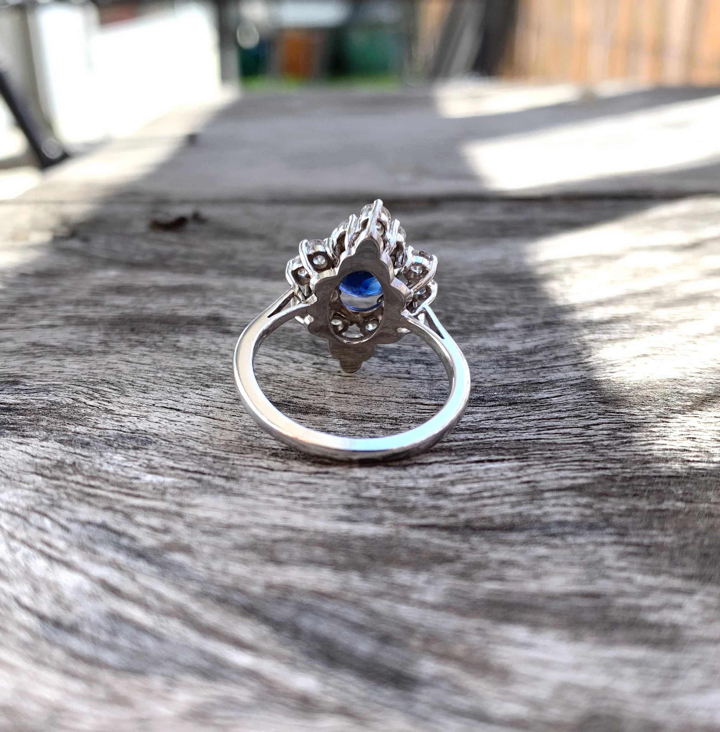 ADR1601-bague-vintage-or-blanc-marquise-saphir-Siam-Blue-diamants-Marguerite-ring-estate-sapphire-diamonds-05.jpg