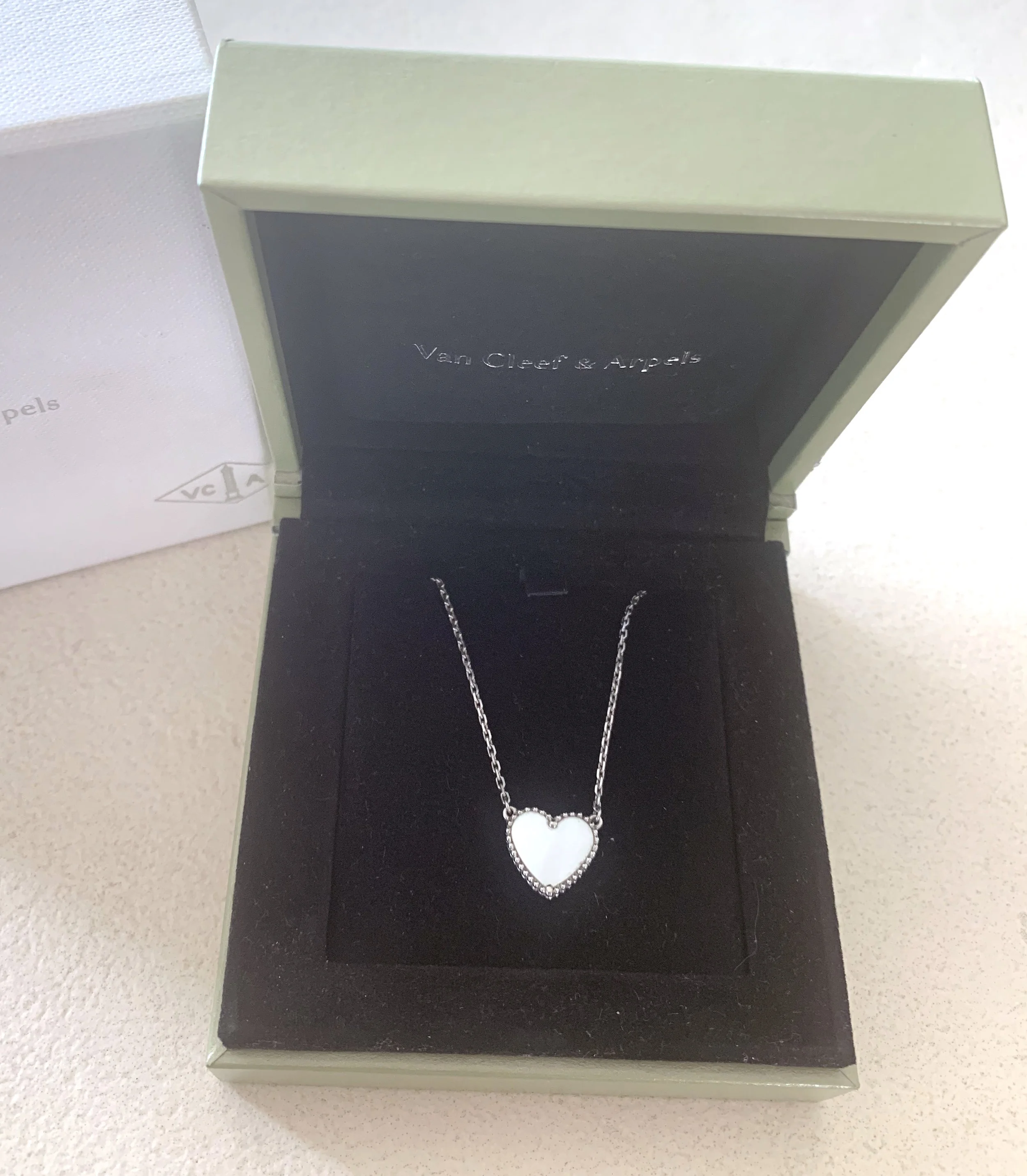 Collier van Cleef and arpels nacre cœur -4.jpg