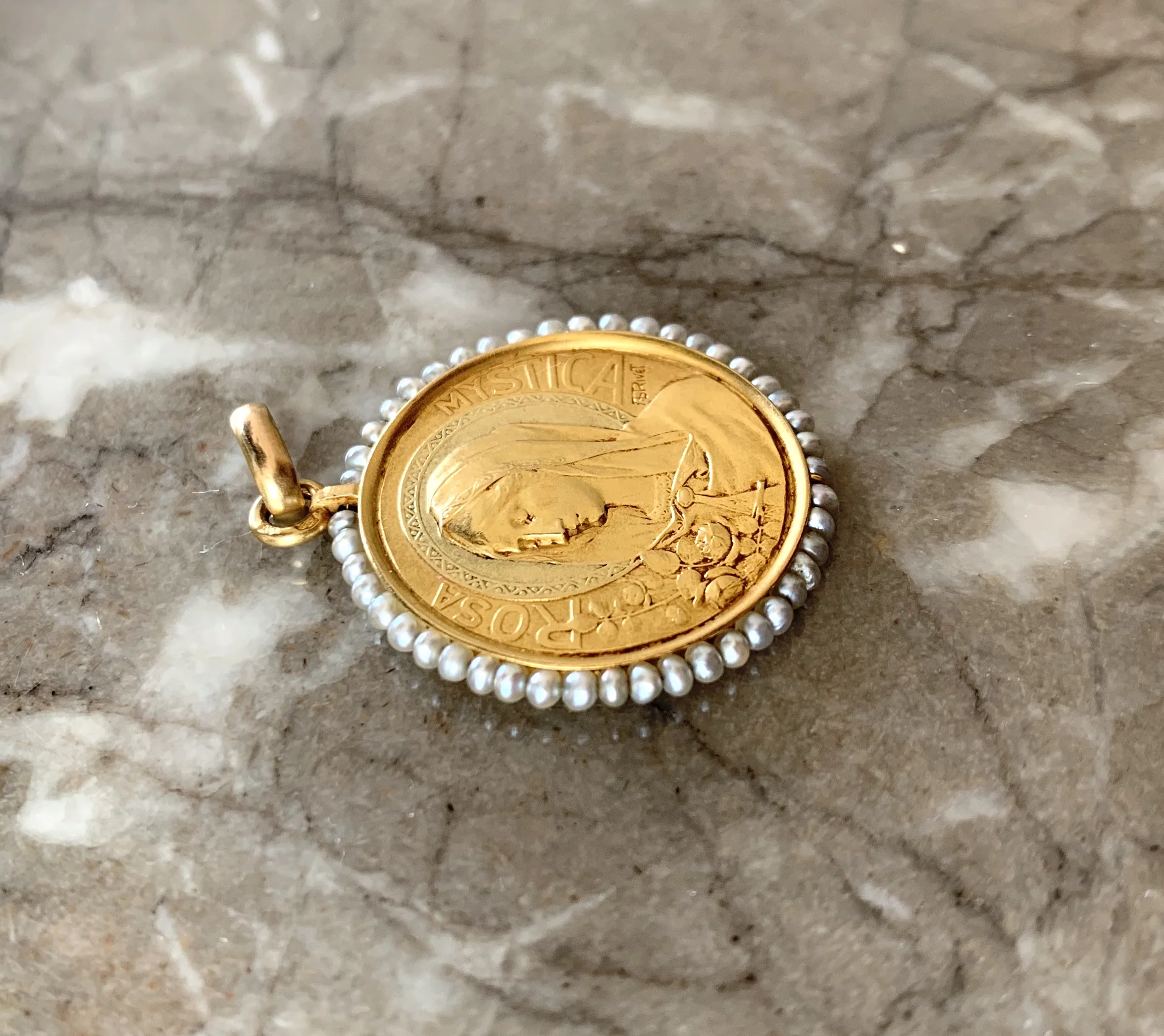 ADR1651-medaille-ancienne-or-jaune-perles-fines-vierge-religieuse-bapteme-religious-pendant-estate-vintage-antique-paris-07.jpg