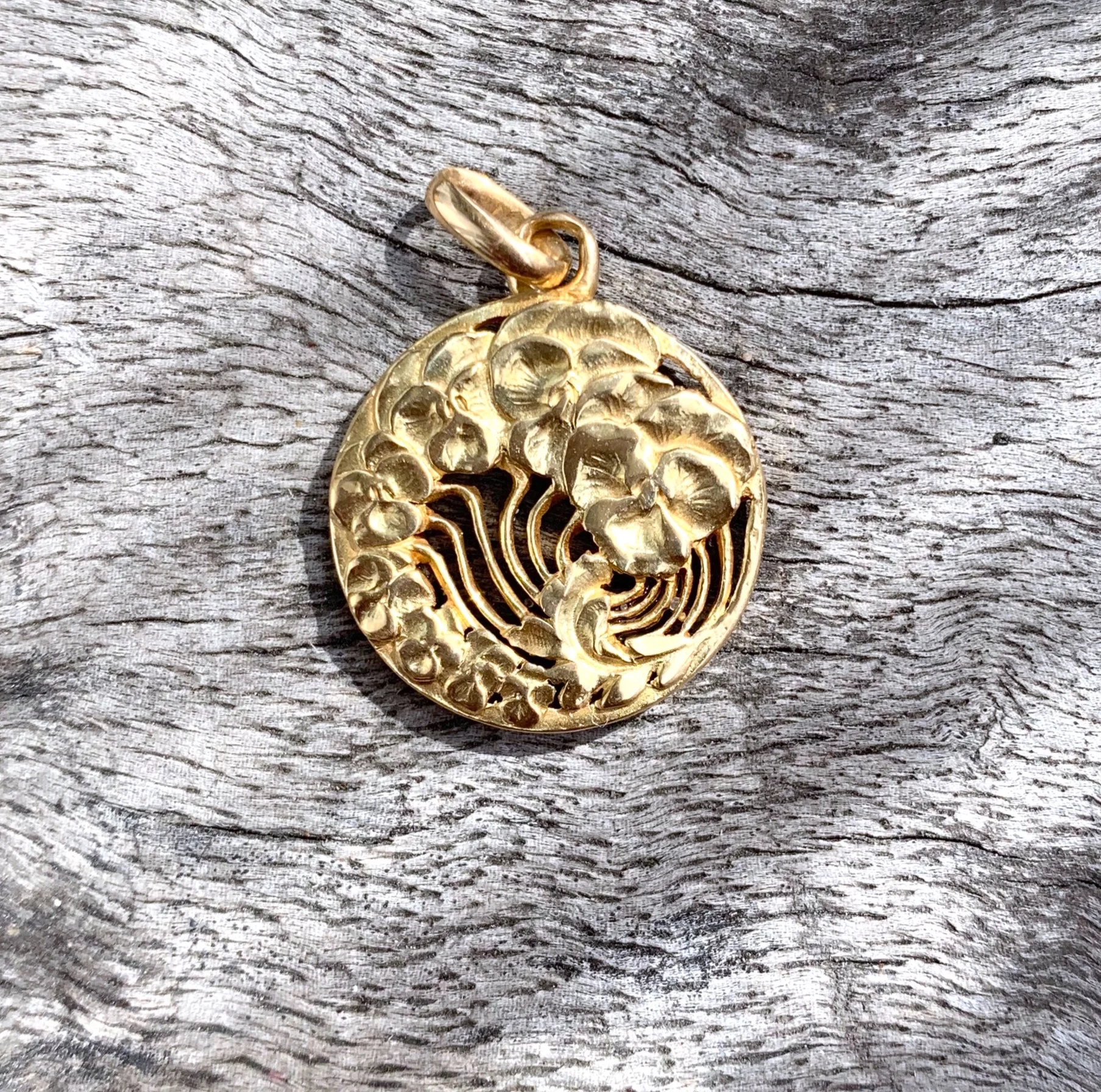 ADR1657-pendentif-medaille-or-jaune-fleurs-art-nouveau-florale-pendant-belle-epoque-flowers-antique-1.jpg