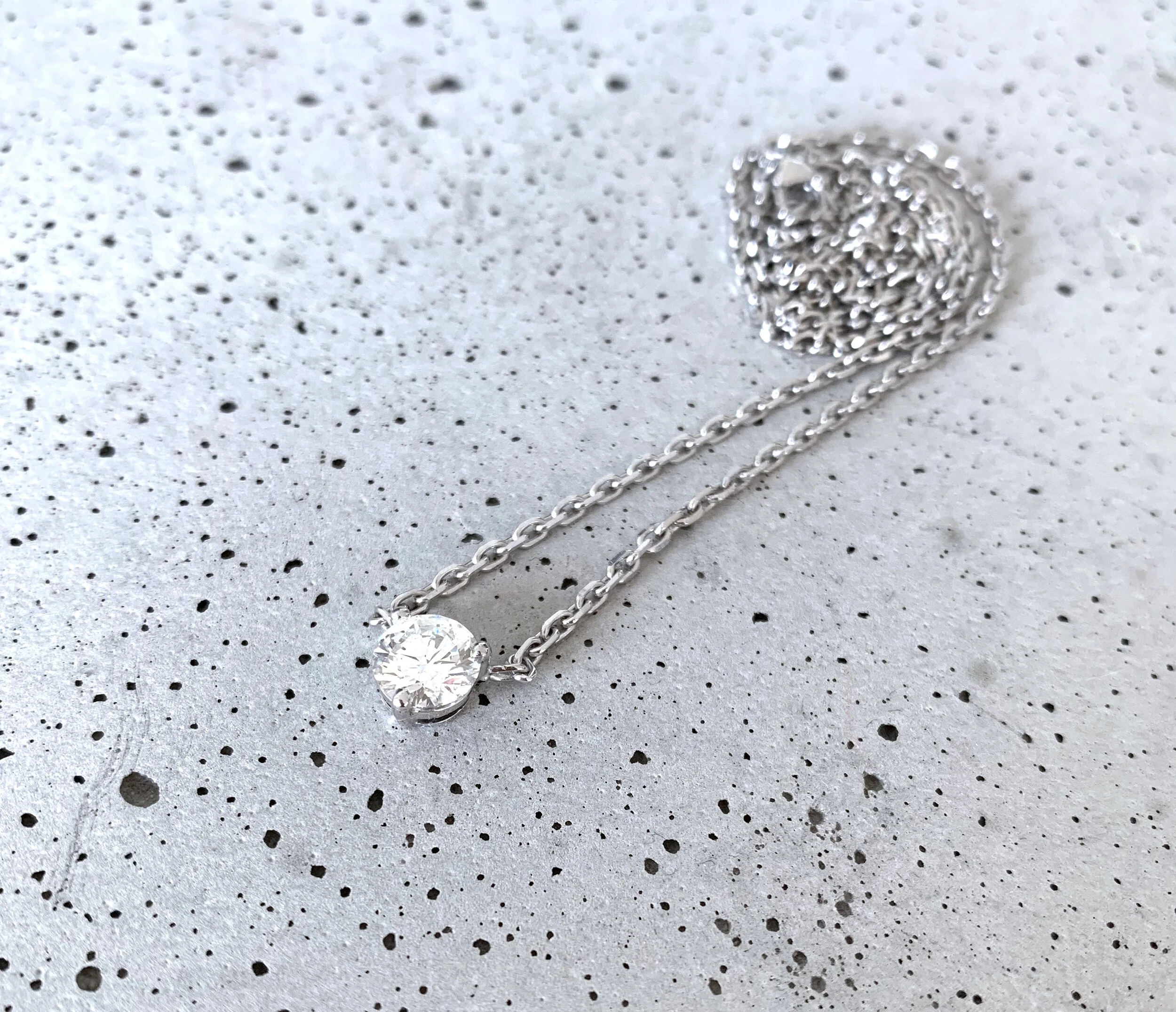 LPB66C-LF100-collier-en-or-blanc-diamant-rind-certifie-certificat-hrd-h-if-pure-diamond-solitaire-necklace-02.jpg