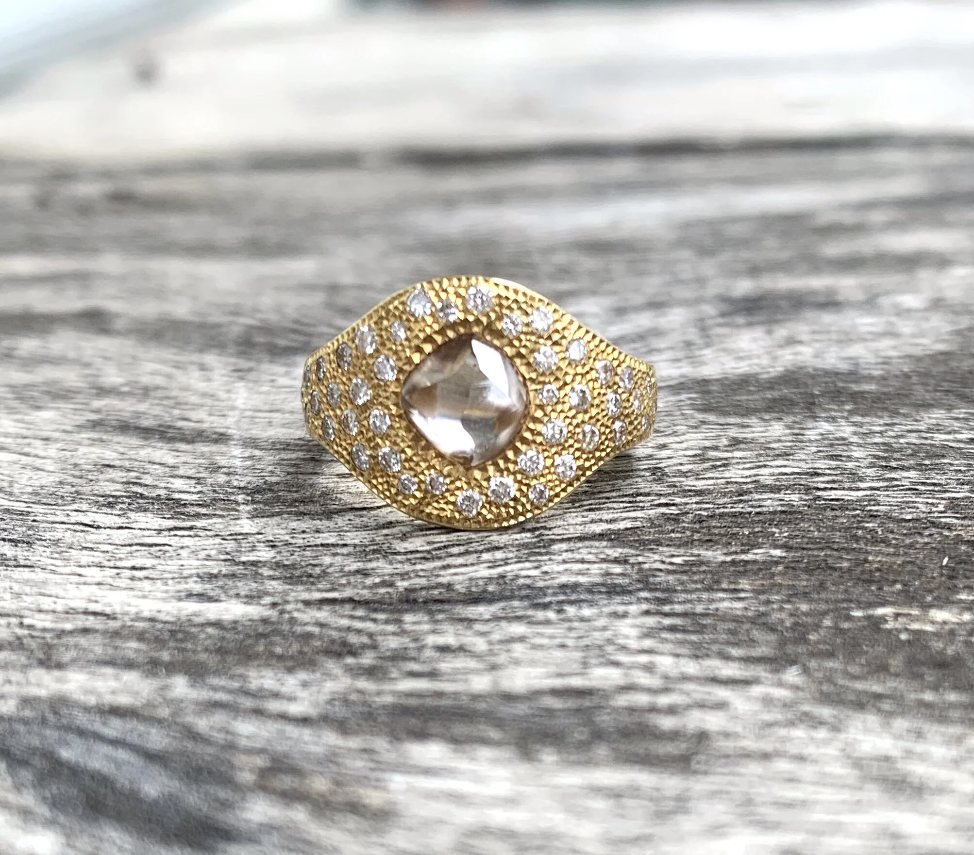 ADR1687-Bague-talisman-de-beers-or-jaune-diamant-brut-rough-diamond-ring-gold-luck-01.jpg