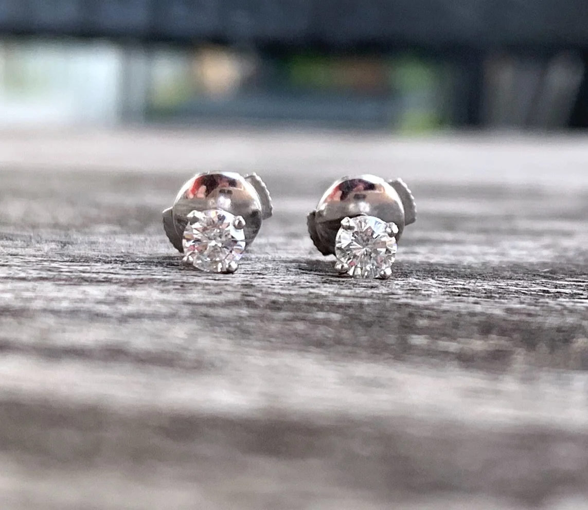 ADR1685-boucles-Doreilles-or-blanc-diamants-puces-certificats-certifies-earstuds-1.jpg