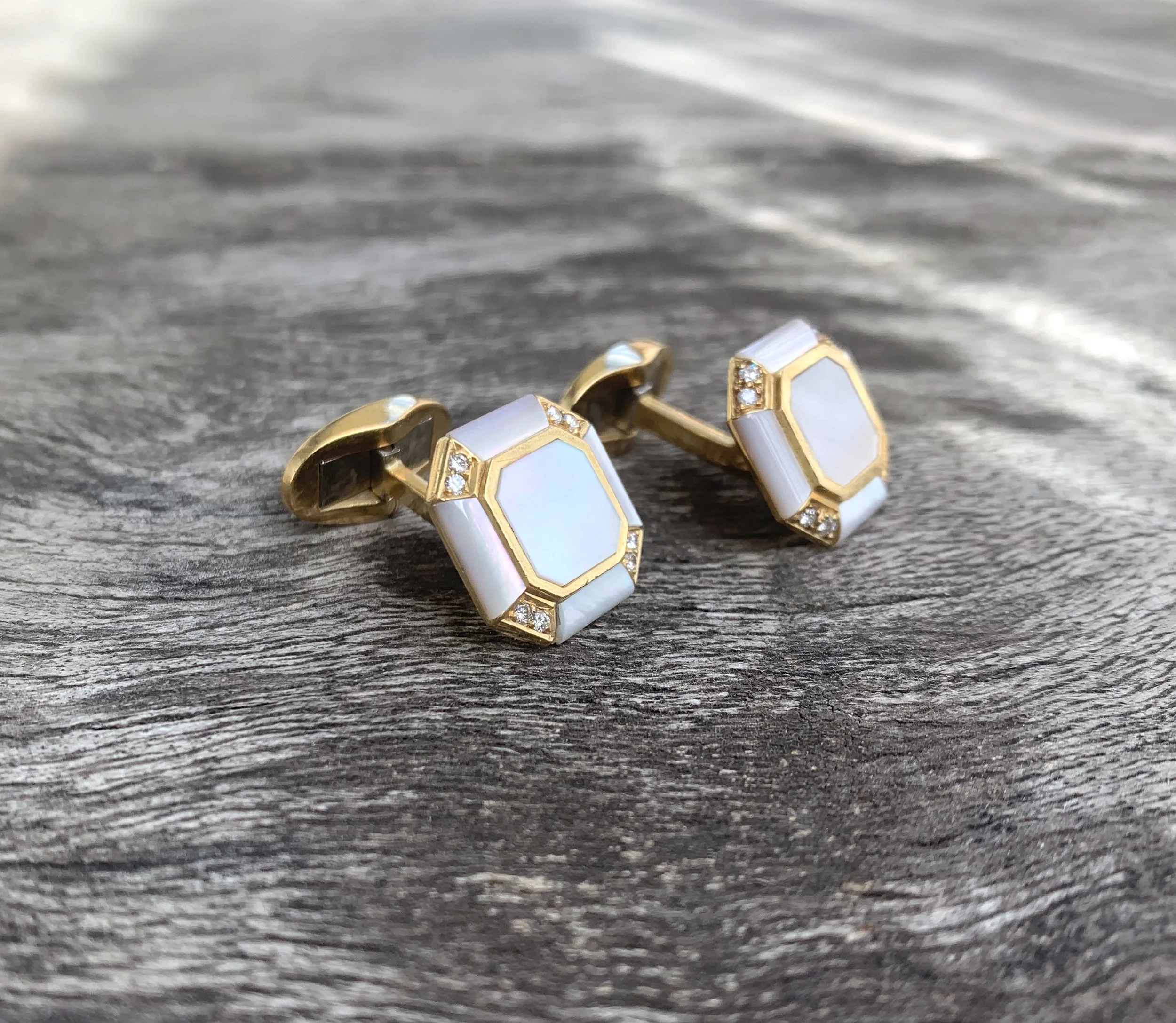 ADR1673-boutons-manchettes-cufflinks-gold-or-jaune-nacre-diamants-motherofpearl-diamonds-men-2.jpg