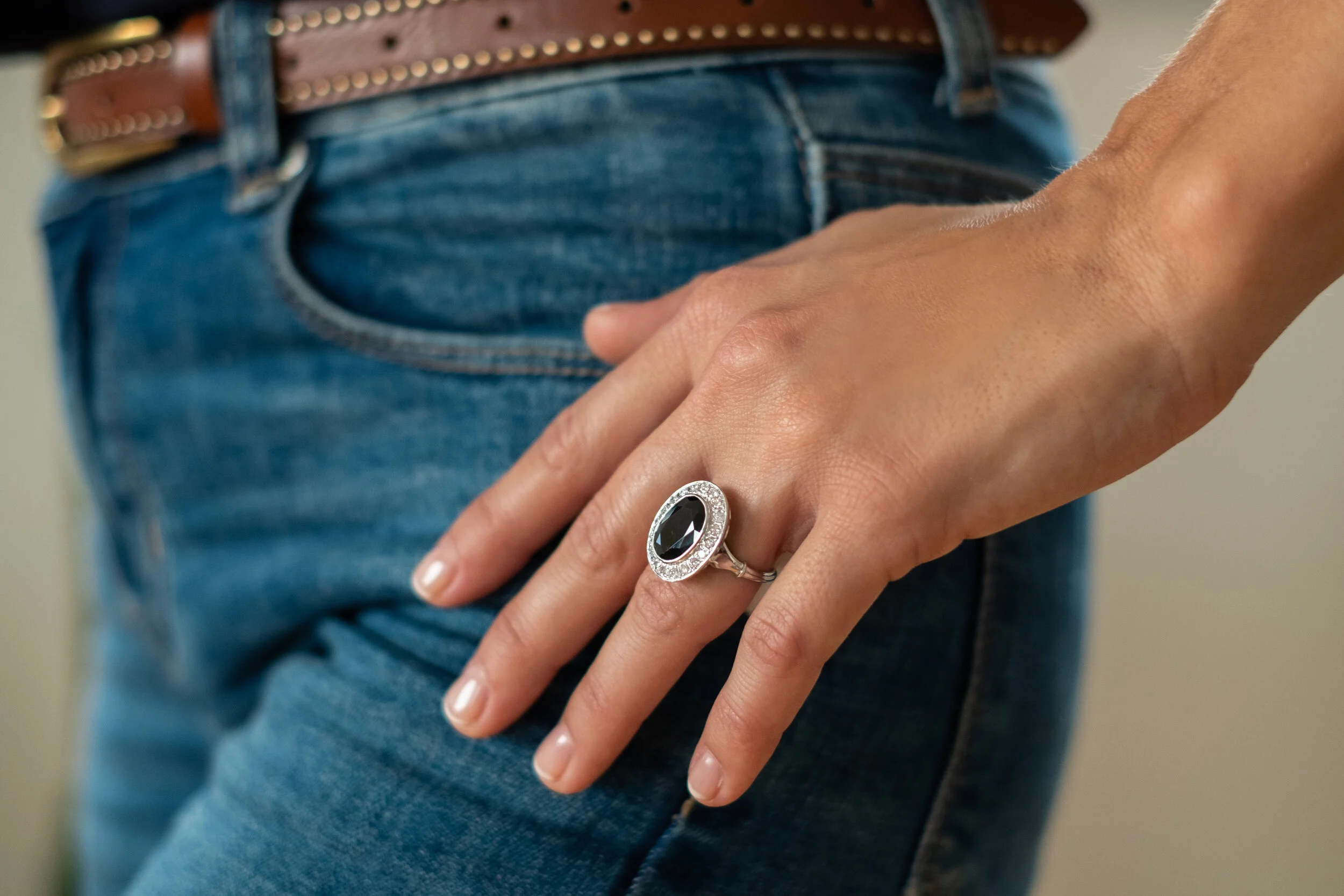 ADR1638-bague-platine-saphir-diamant-entourage-ovale-sapphire-halo-diamant3.jpg