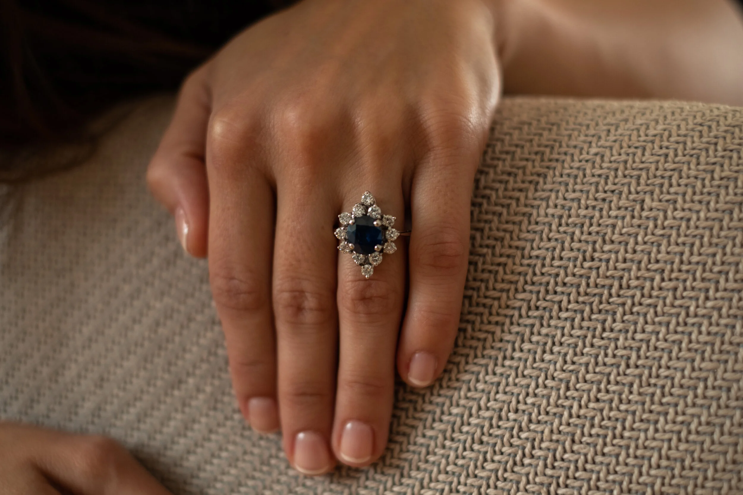 ADR1601-bague-marquise-saphir-coussin-entourage-diamants-ring-engagement-fiancailles1.jpg