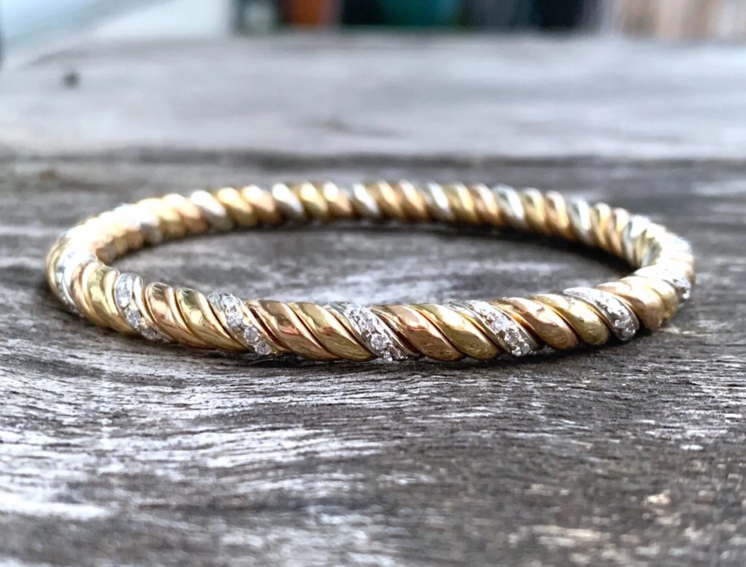 Cartier, superbe jonc vintage trois ors et diamants