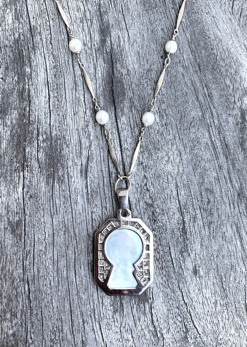Pendentif Médaille Ancien – Plaqué Or – Art Déco – Breloque Blanche Porte