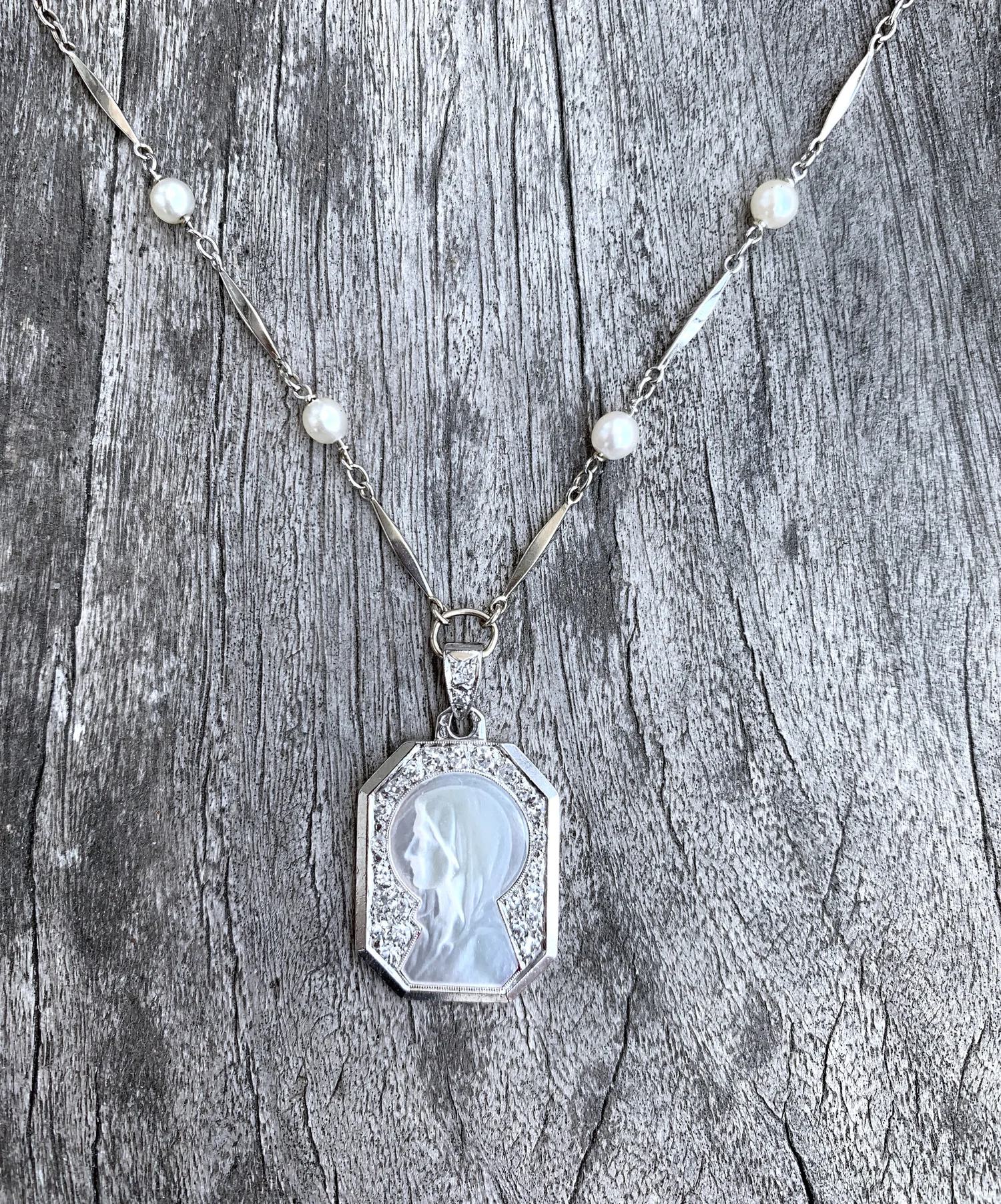 Pendentif Régional Vendée En Nacre - Chapeau Maraîchin Argenté - Occasion