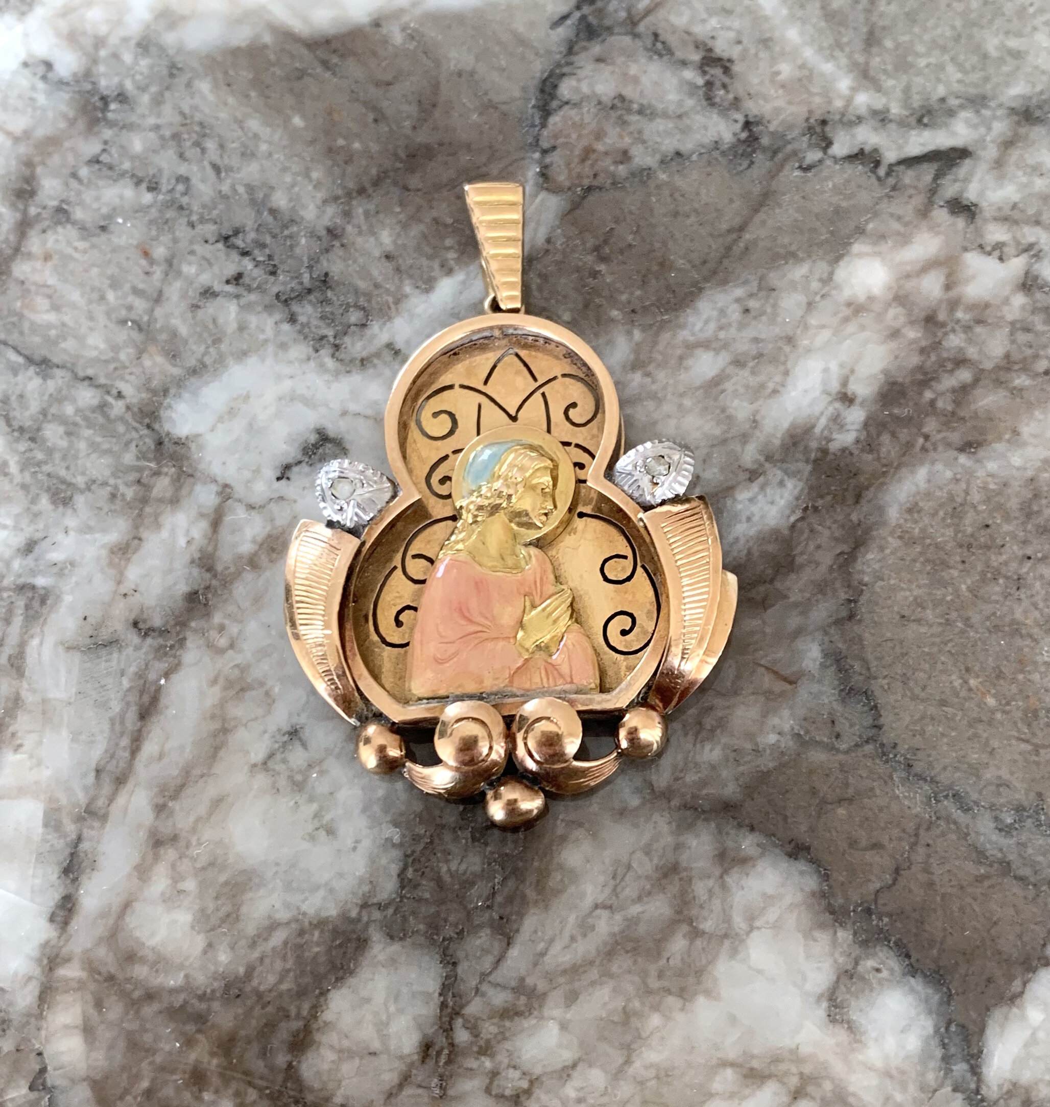 Médaille ancienne en or jaune et émail représentant la vierge