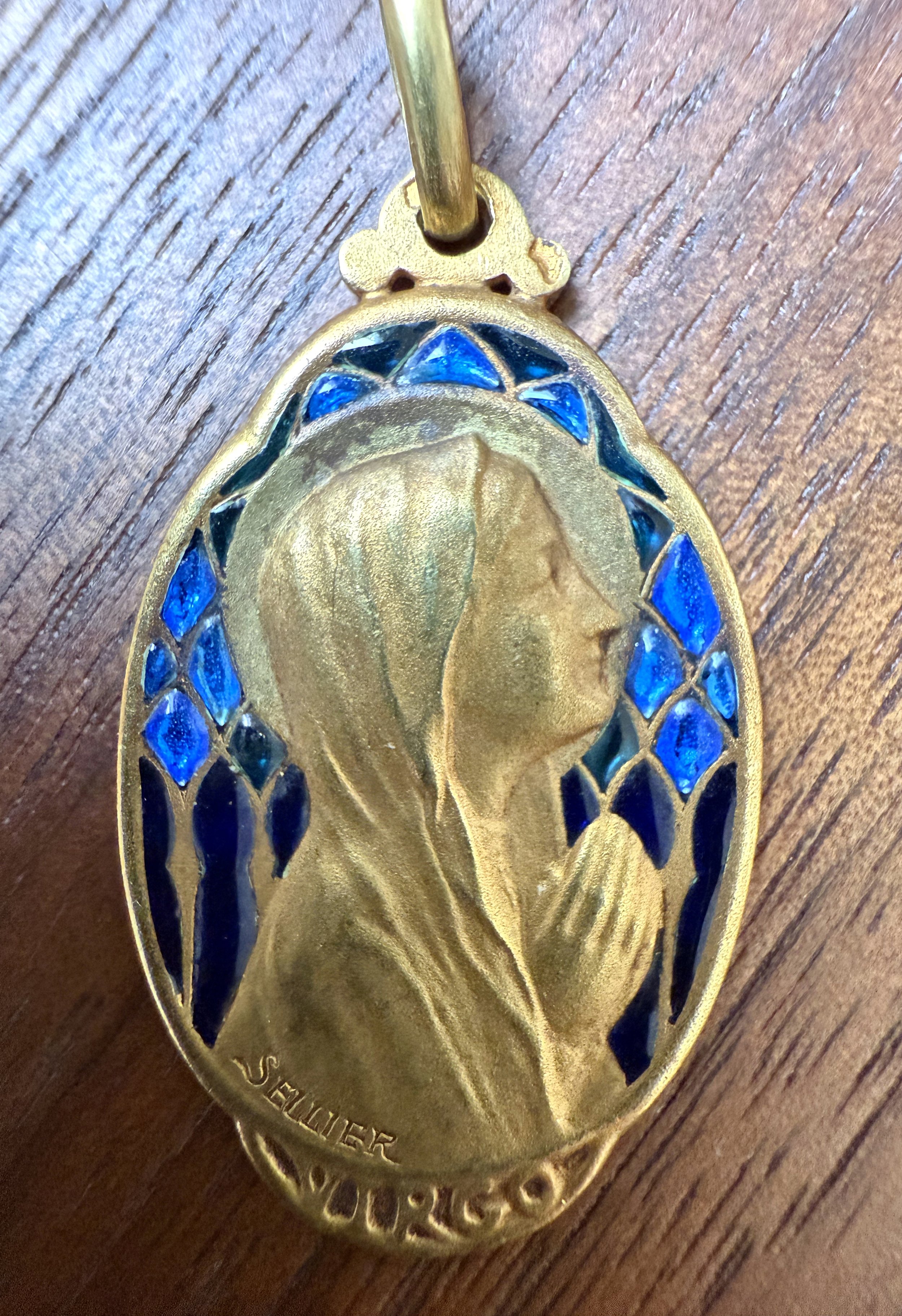 ADR2898-Médaille-sellier-or-jaune-plique-a-jour-bleus-blue-enamel-medal-religious-marie-virgin-mary-chruch-bapteme-communion3.jpeg