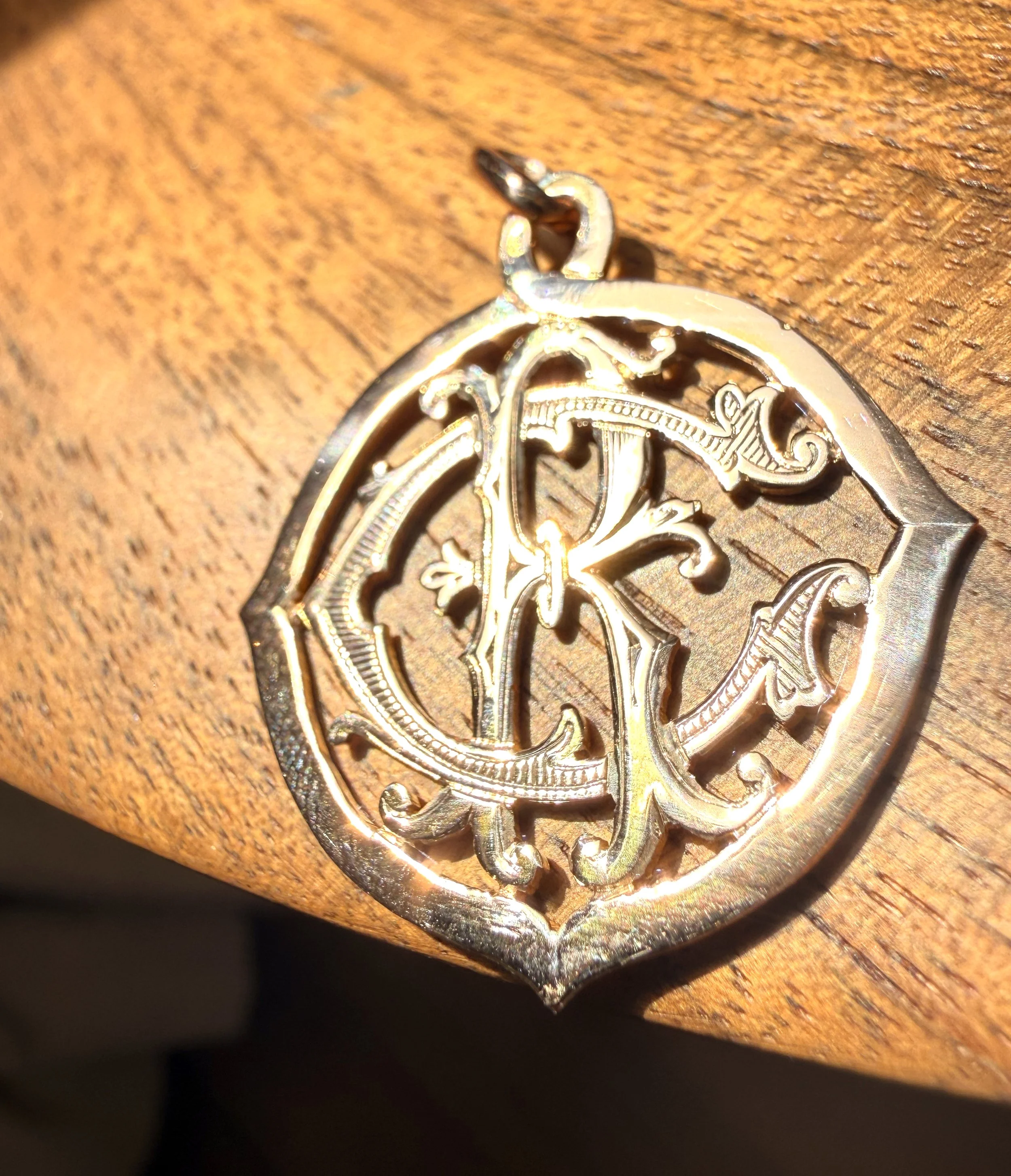 ADR2700-pendentif-initiales-or-rose5.jpeg