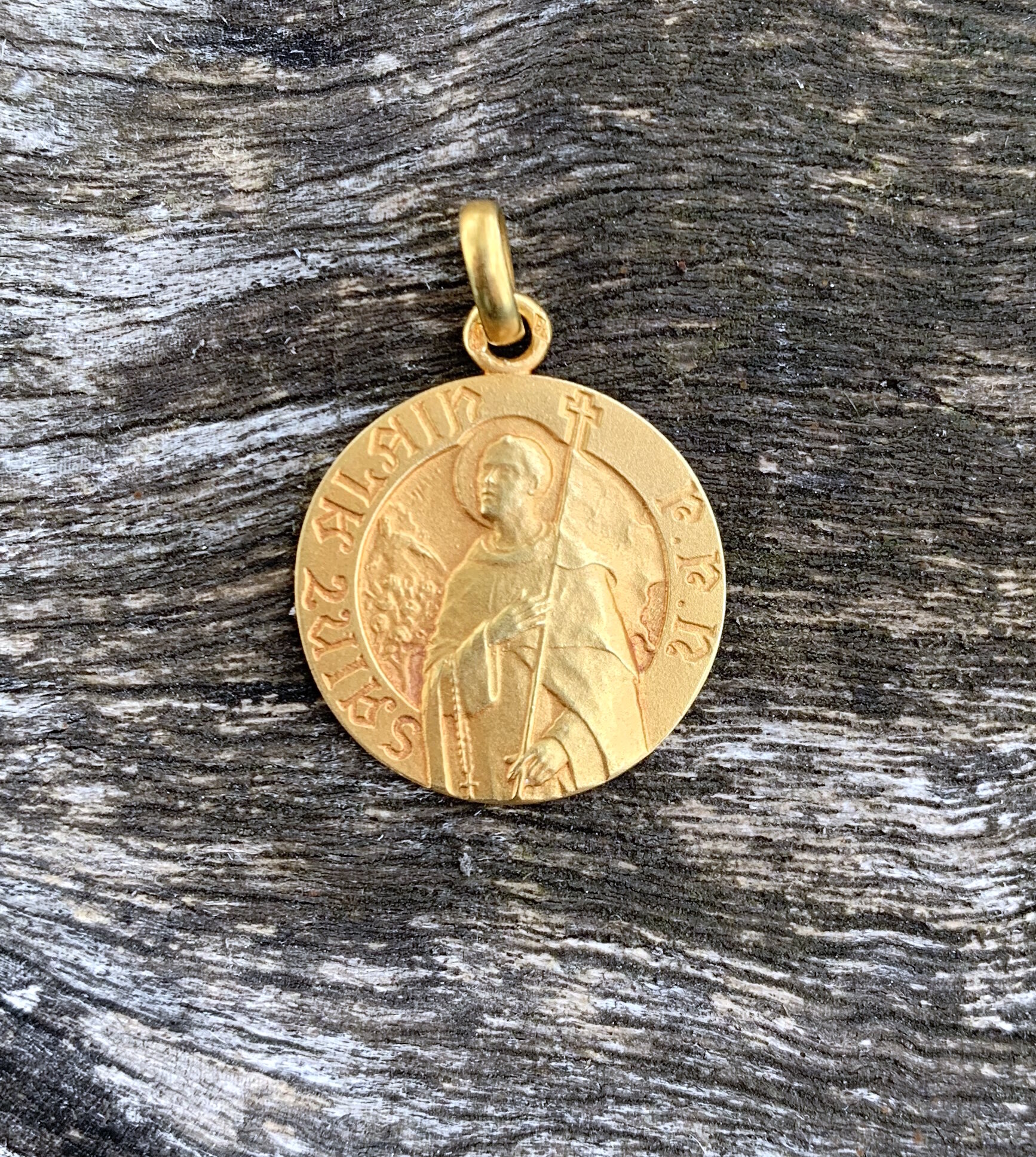 Médaille vintage en or jaune représentant Saint Alain de la Roche