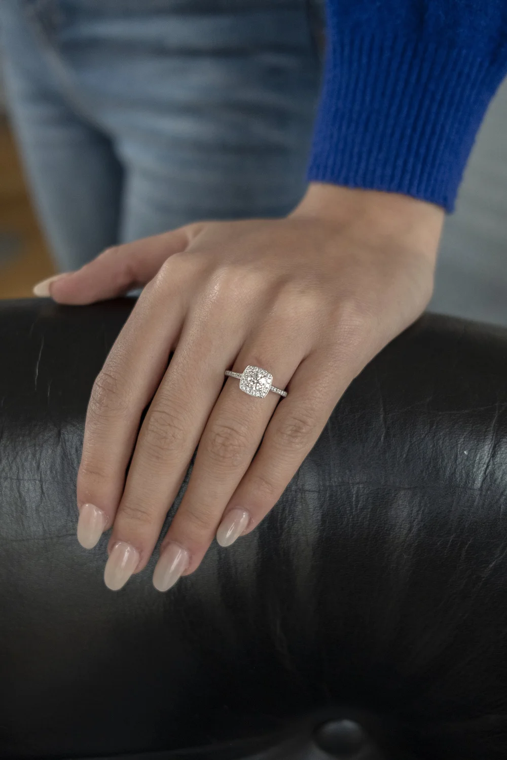 La Helena Ravissante Bague Moderne De Forme Coussin Tout En Diamants Bijoux Anciens Paris E Shop De Bijoux Anciens Vintage De Luxe