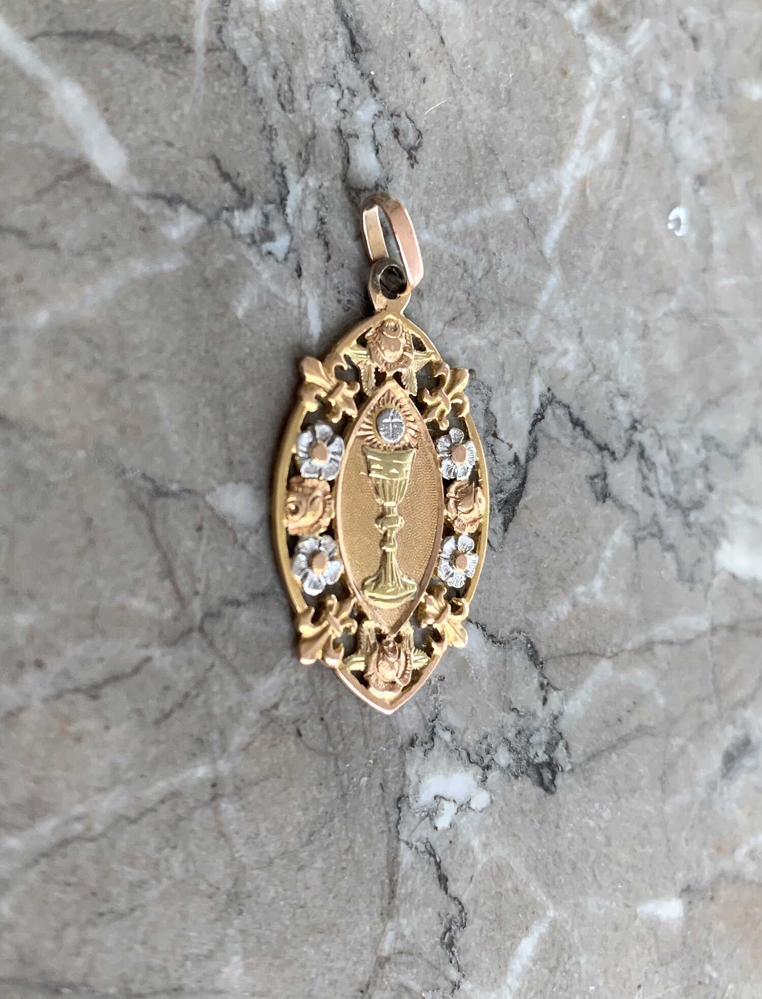 Médaille de première communion ancienne trois ors circa 1890 — Bijoux  Anciens Paris : E-shop de Bijoux Anciens & Vintage de luxe