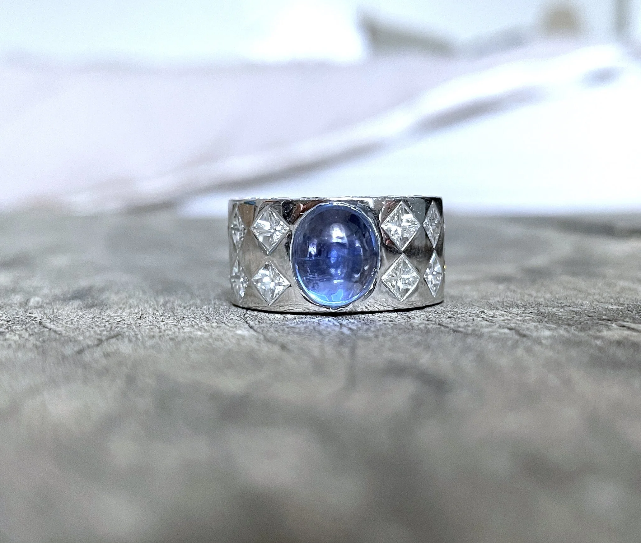 ADR2021-bague-Chanel-or-blanc-saphir-cabochon-diamants-princesse-sapphire-ring-Chanel-designer-estate-vintage-jacquard-collection-02.jpg