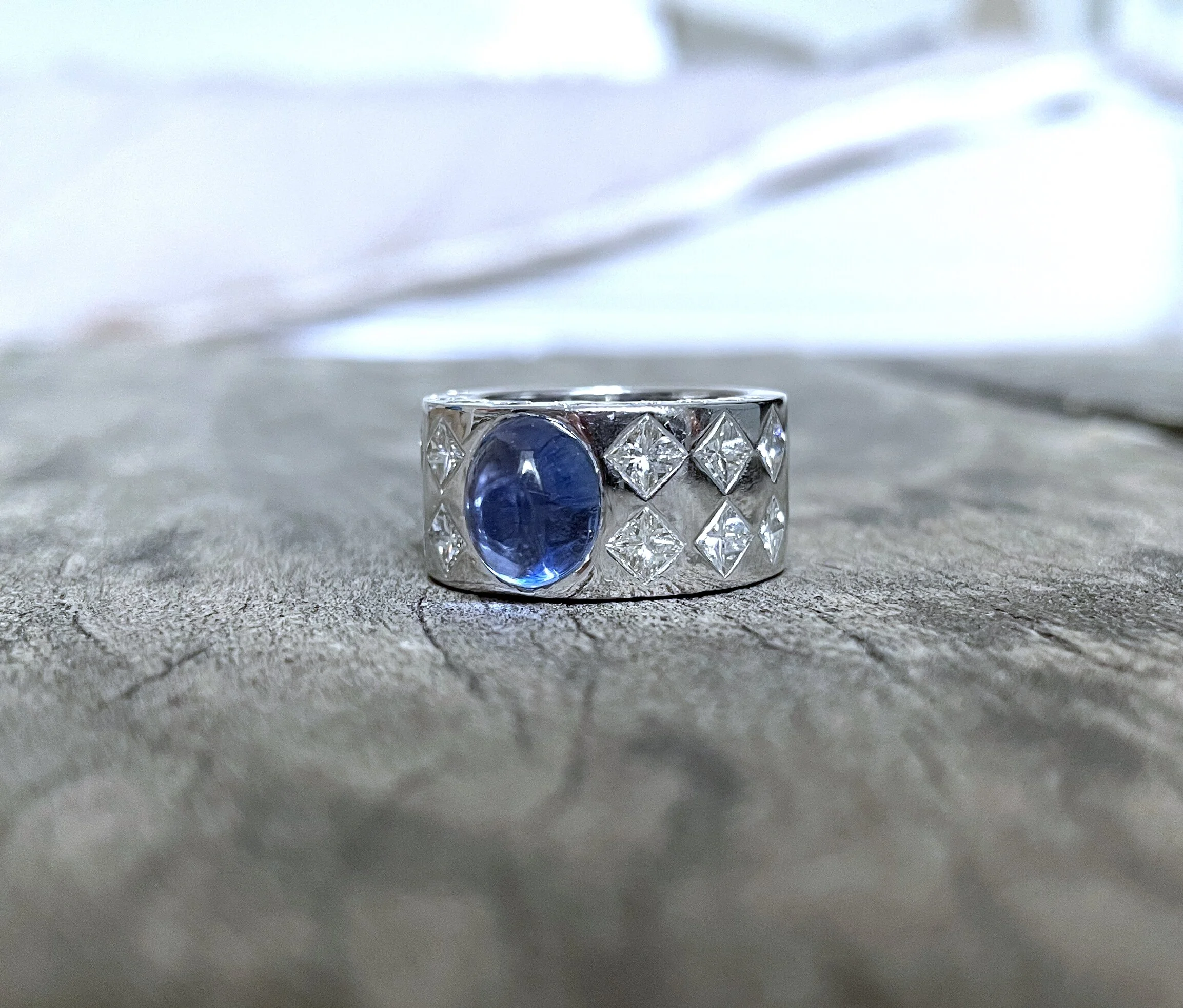 ADR2021-bague-Chanel-or-blanc-saphir-cabochon-diamants-princesse-sapphire-ring-Chanel-designer-estate-vintage-jacquard-collection-03.jpg
