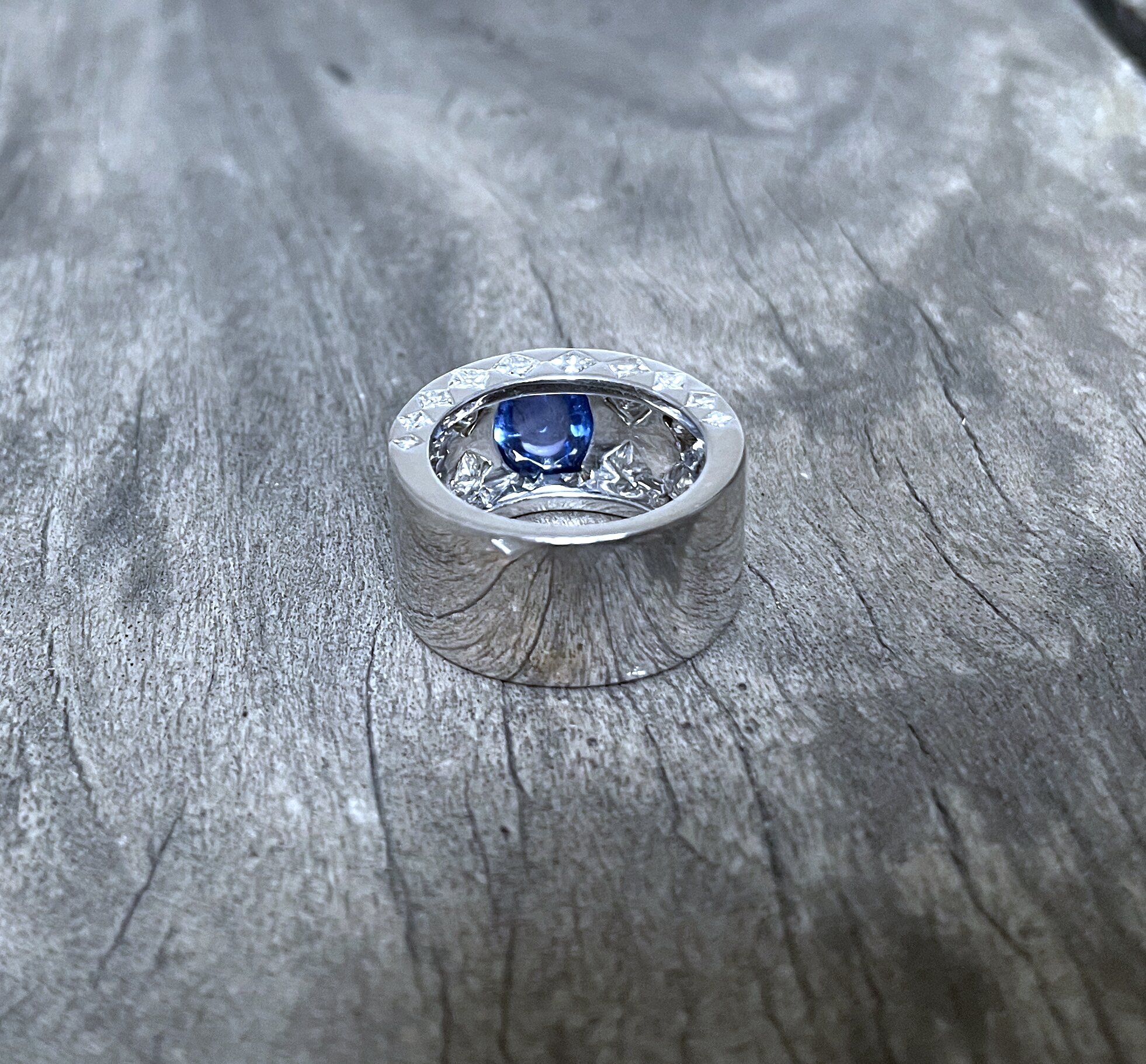 ADR2021-bague-Chanel-or-blanc-saphir-cabochon-diamants-princesse-sapphire-ring-Chanel-designer-estate-vintage-jacquard-collection-04.jpg