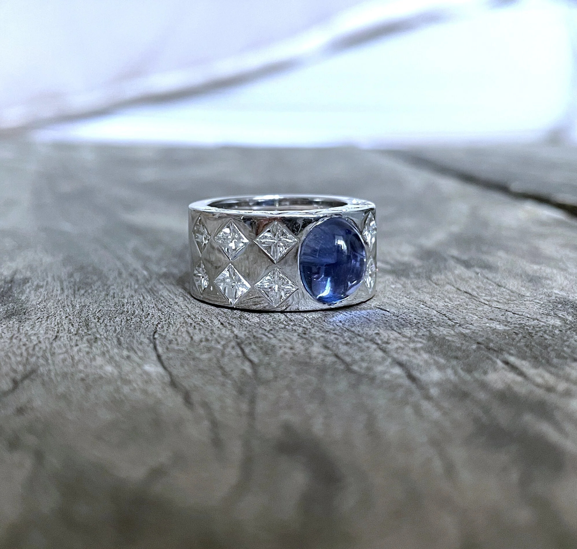 ADR2021-bague-Chanel-or-blanc-saphir-cabochon-diamants-princesse-sapphire-ring-Chanel-designer-estate-vintage-jacquard-collection-06.jpg
