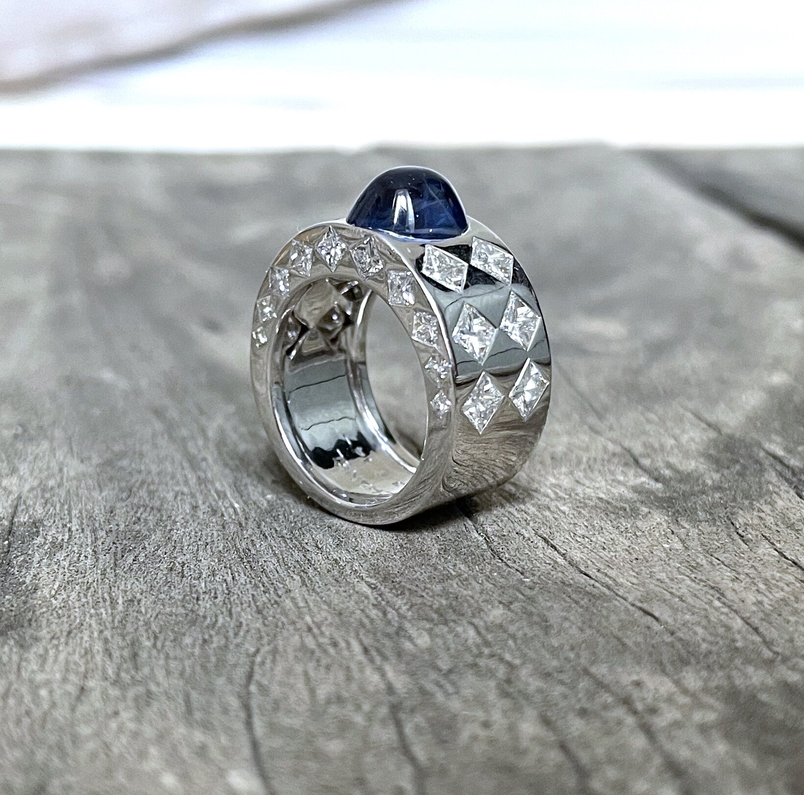 ADR2021-bague-Chanel-or-blanc-saphir-cabochon-diamants-princesse-sapphire-ring-Chanel-designer-estate-vintage-jacquard-collection-07.jpg