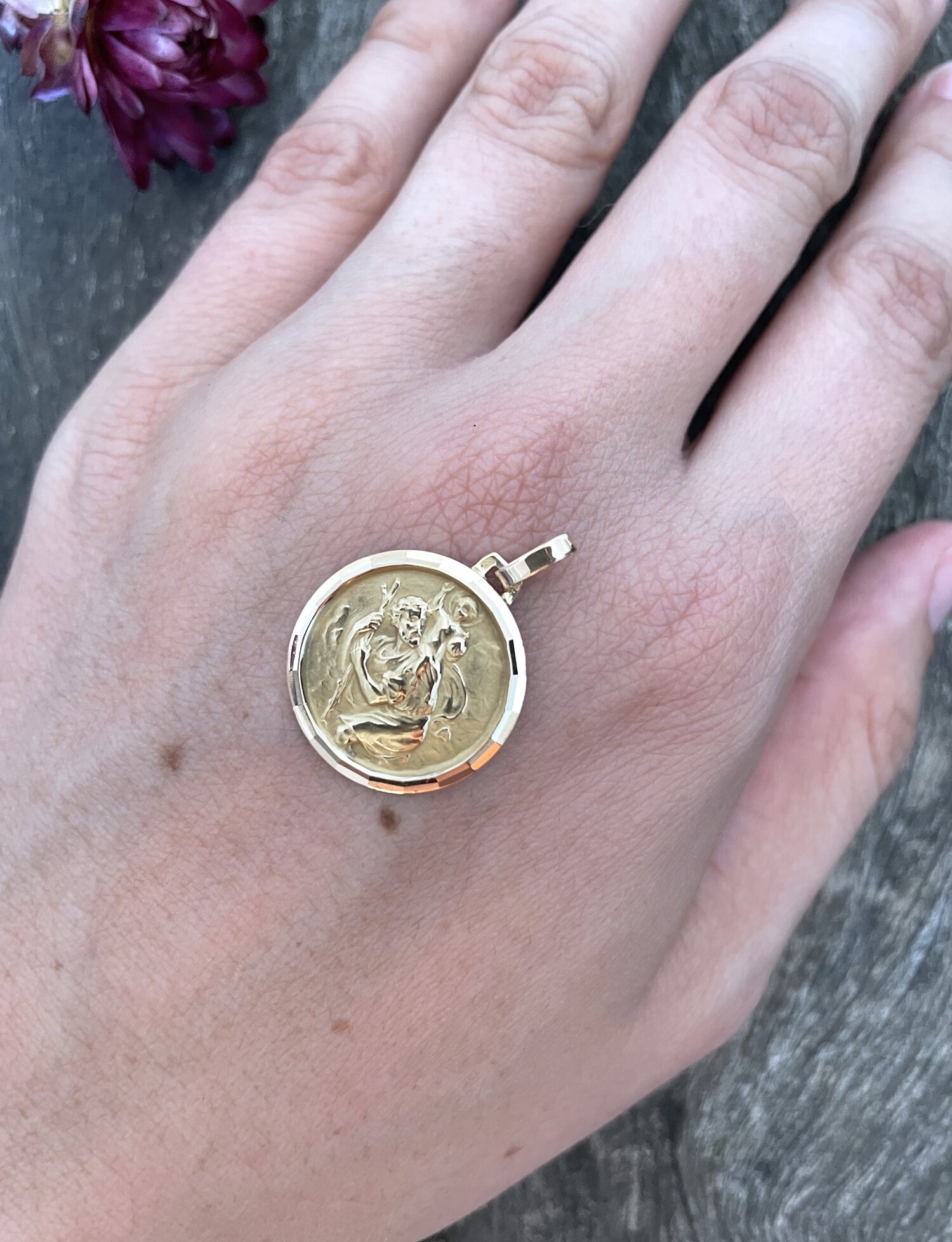 Médaille vintage des années 1960 représentant Saint Christophe en or jaune  — Bijoux Anciens Paris : E-shop de Bijoux Anciens & Vintage de luxe