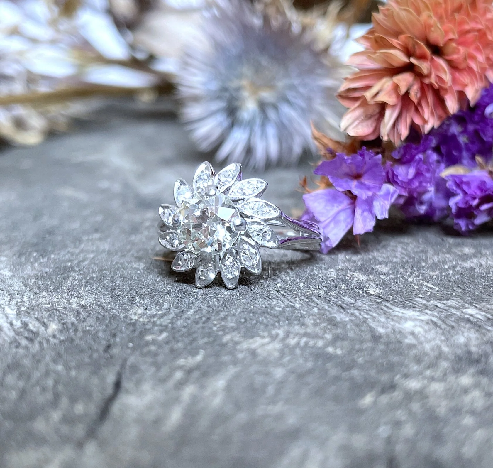 ADR2106-bague-ancienne-vintage-fleur-diamants-navette-entourage-diamond-ring-unique-engagement-ring-03.jpg
