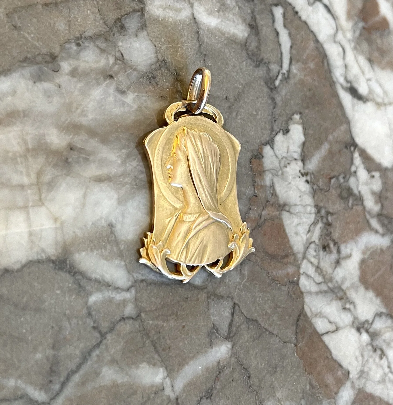 Pendentif Médaille Art Déco – Plaqué Or, Breloque Ancienne, Blanche Porte