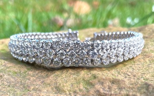 Magnifique bracelet ligne de diamants en or blanc — Bijoux Anciens Paris :  E-shop de Bijoux Anciens & Vintage de luxe