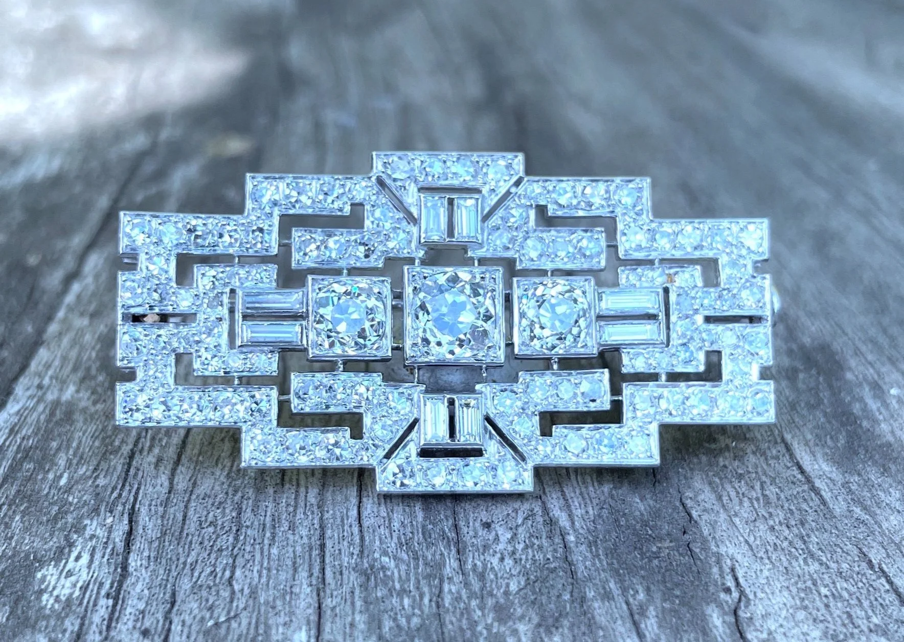 "La Yvonne" Antike Brosche aus der Art Déco-Epoche aus Platin, Weißgold und Diamanten