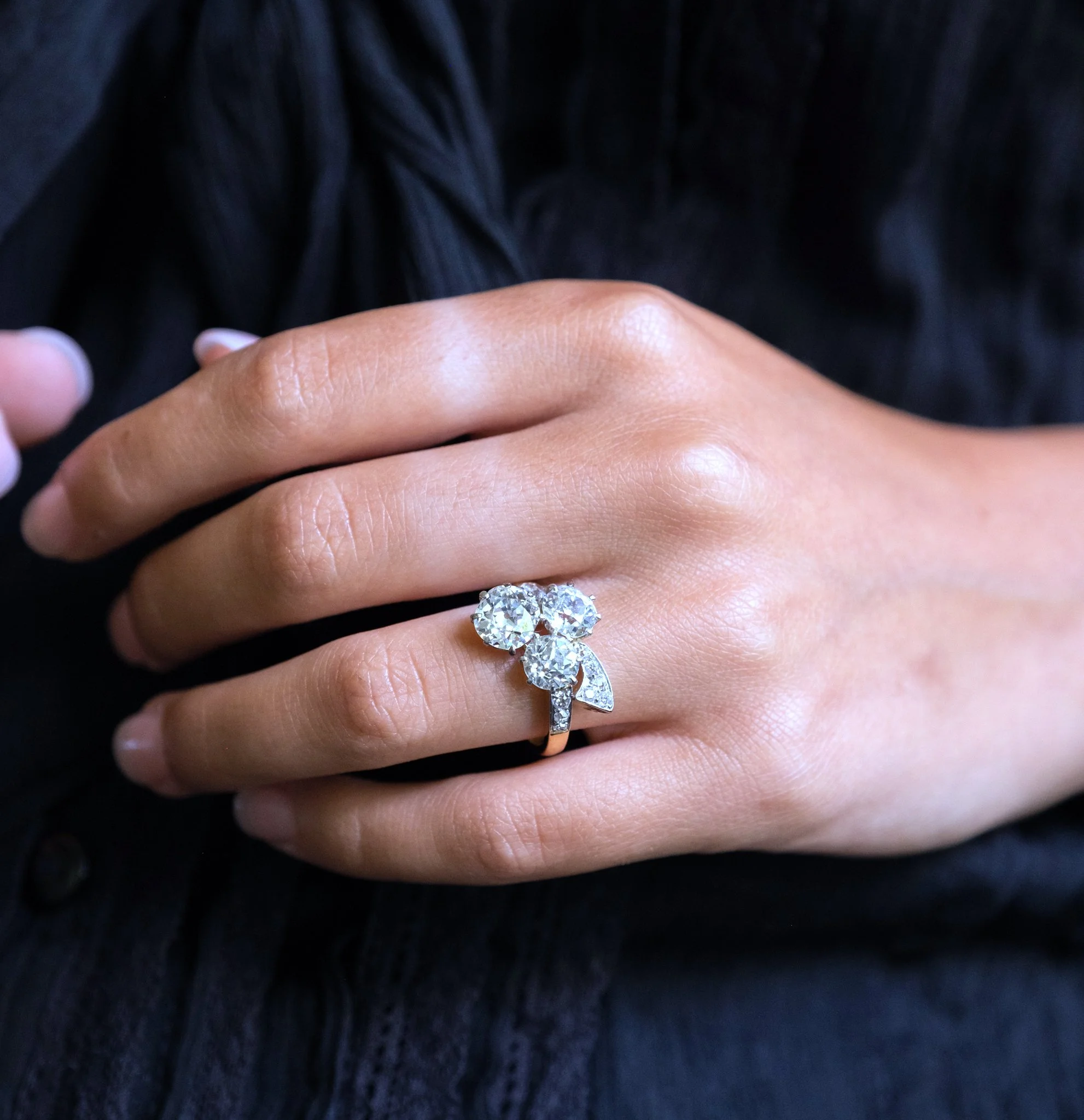 ADR1390-Bague-ancienne-clover-trefle-art-nouveau-estate-bijoux-anciens-paris-trilogie-trois-bonheur-passe-present-futur-tridiamond-ring-pushpresent-naissance-mariage-wedding0.jpg