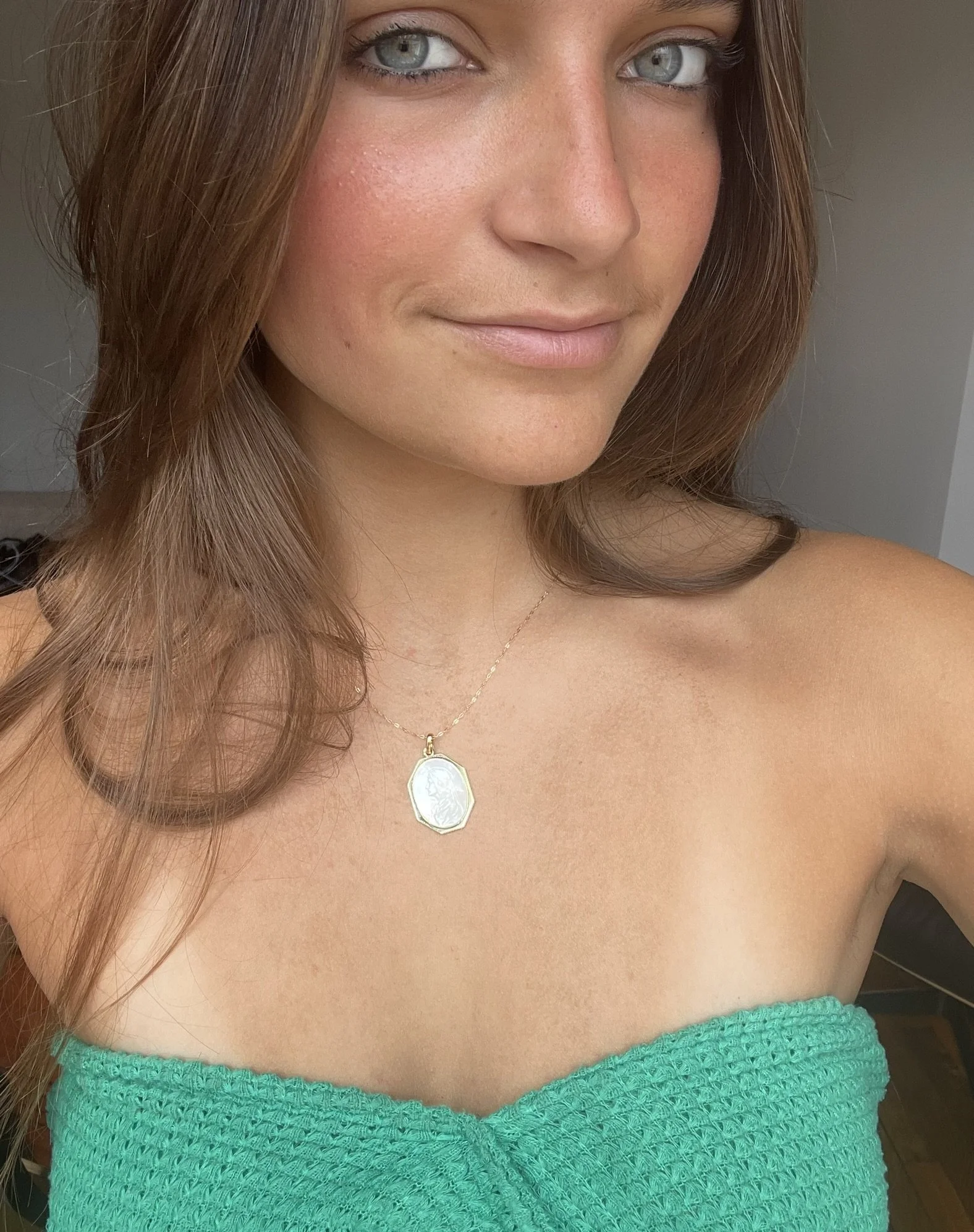 ADR2828-medaille-nacre-or-jaune-religion-vierge-marie-cadeau-naissance-bapteme-communion-confirmation (2).JPEG