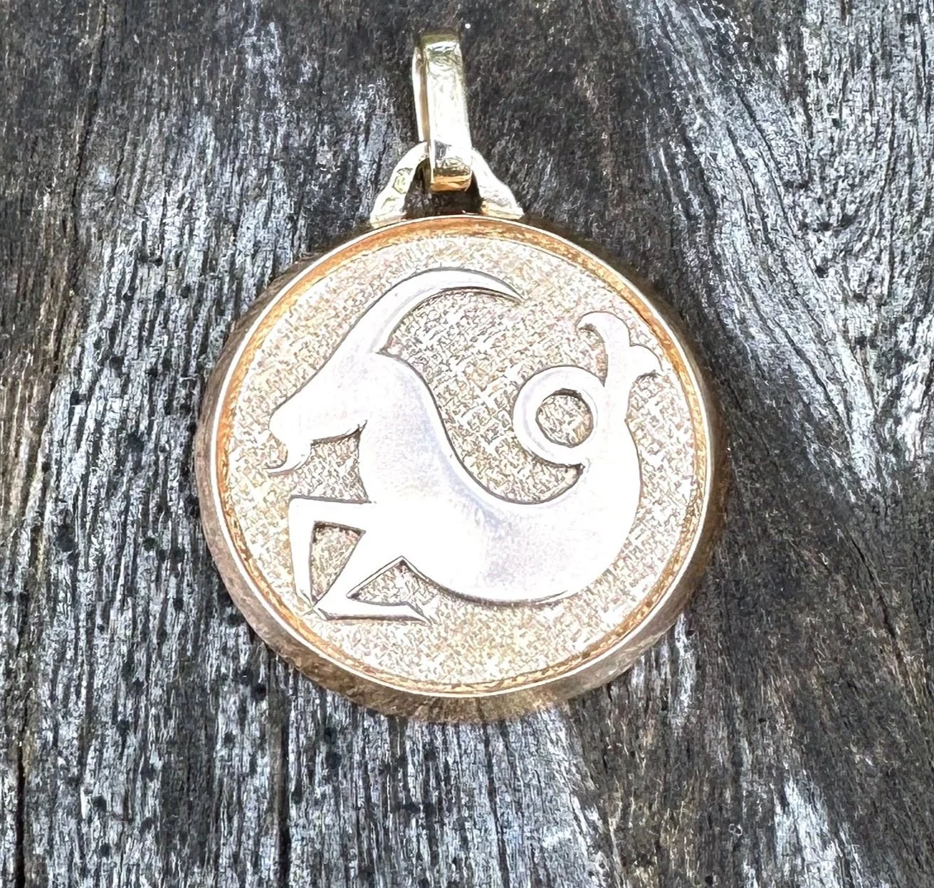Capricorne, pendentif en or rose du signe du zodiaque