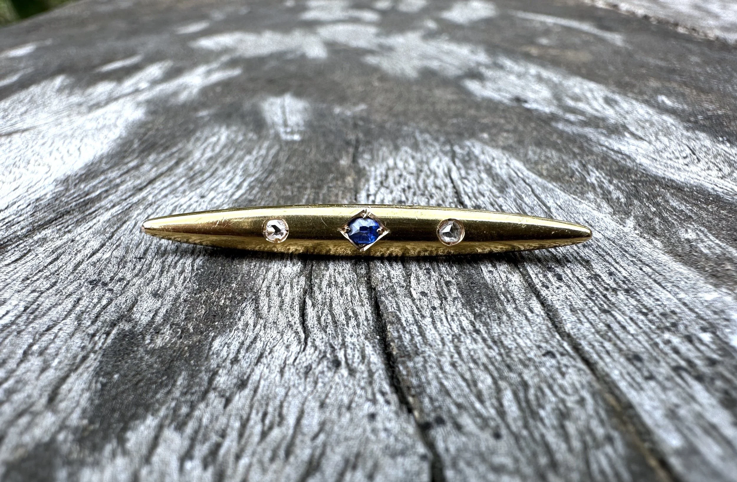 Jolie broche vintage barrette en métal doré avec pierre bleue
