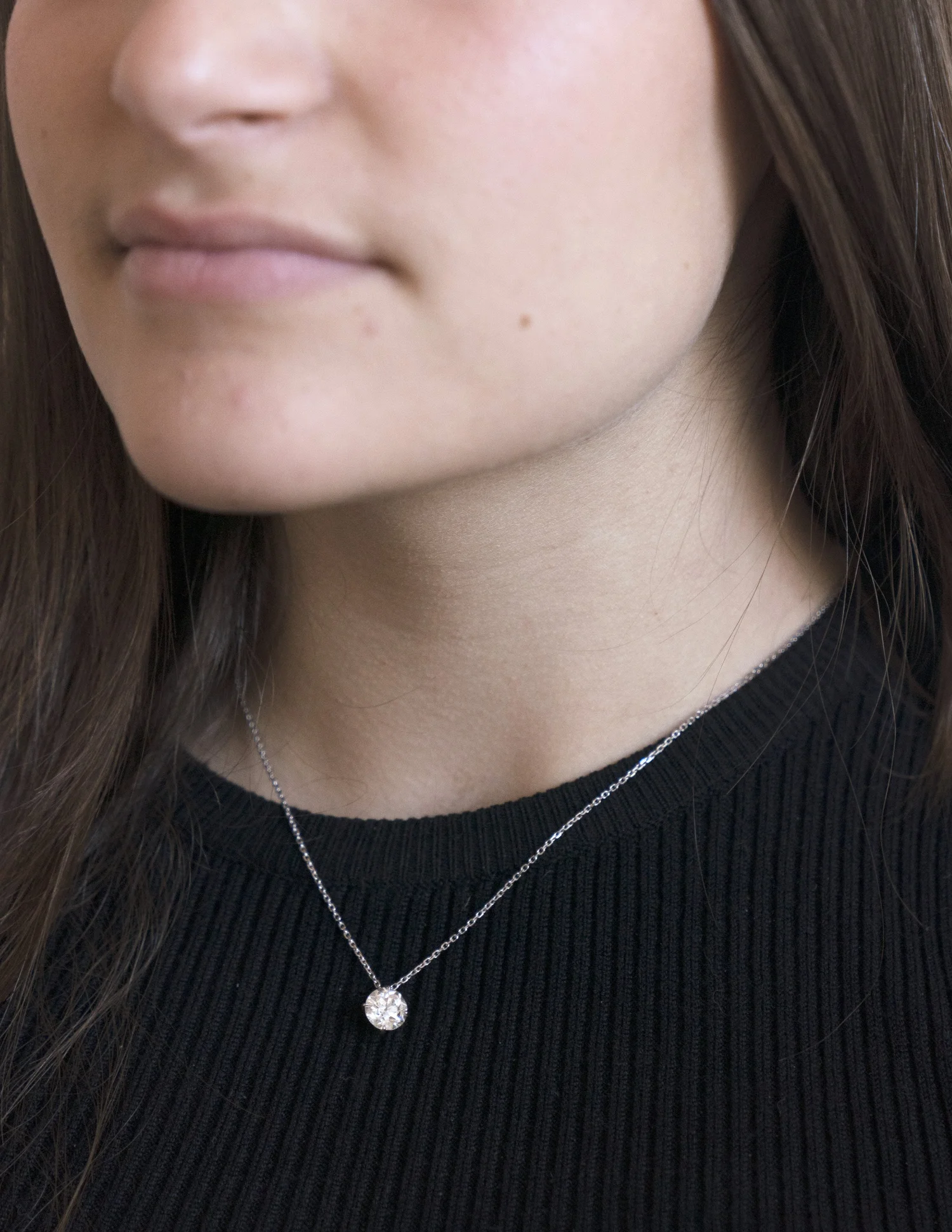 Collier solitaire en or blanc et diamant 1,85ct environ — Bijoux Anciens  Paris E-shop de Bijoux Anciens Vintage de luxe - Main Image