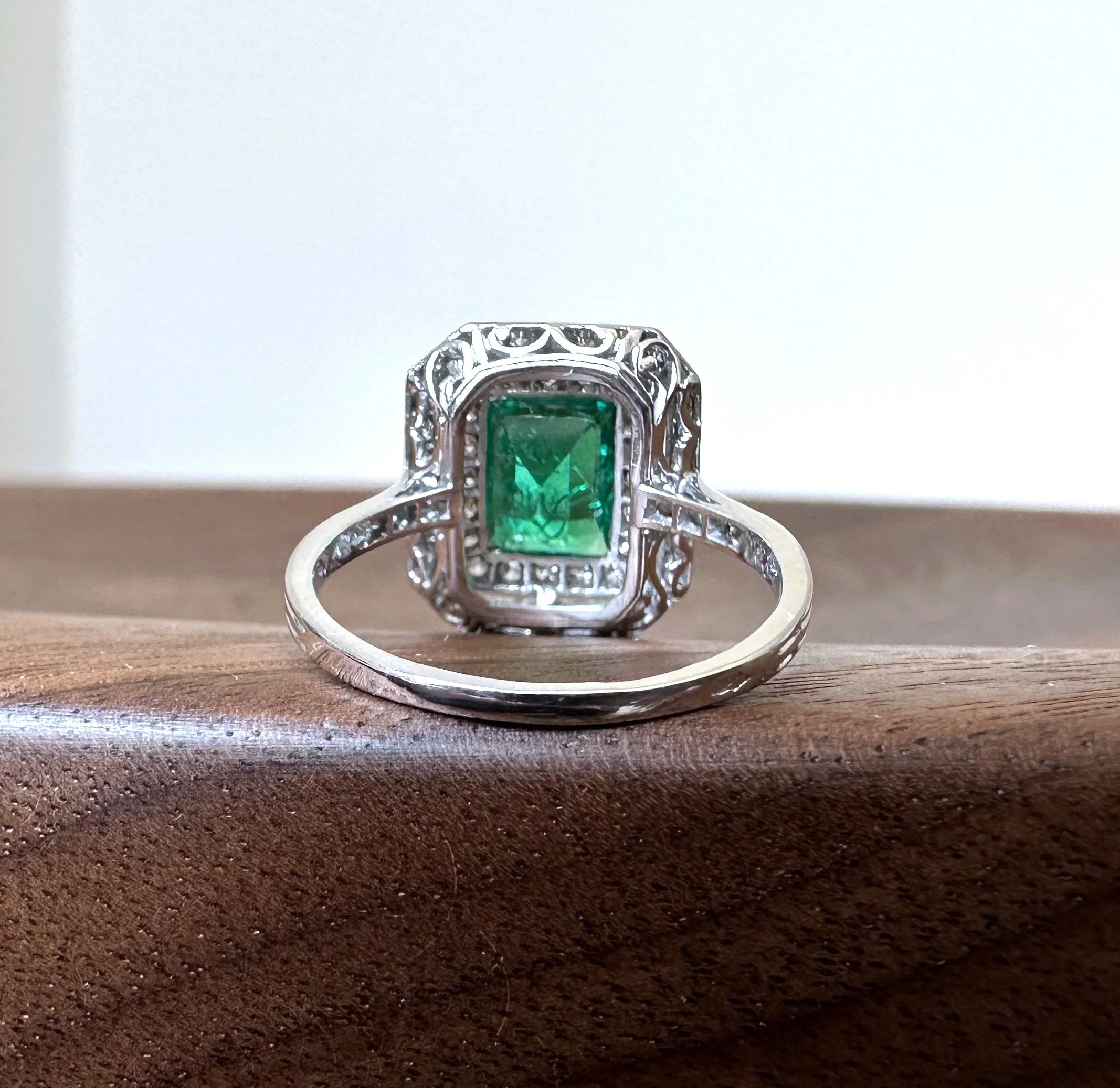 ADR2350-Bague-art-deco-emeraude-entourage-diamonds-emerald-artdecoring-engagement-rare-unique-chic-diamonds3.jpeg